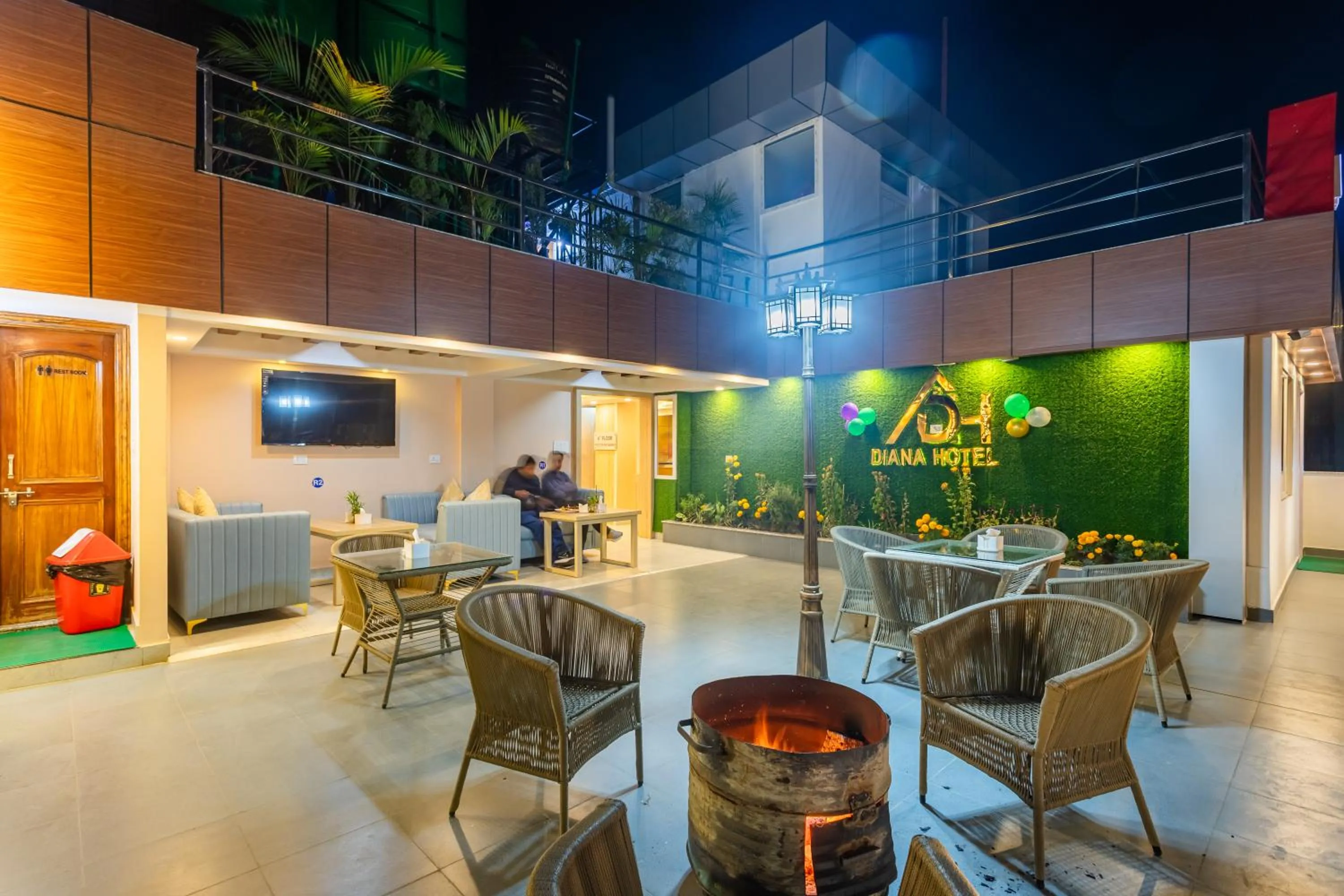 Restaurant/places to eat in Airport Diana Hotel