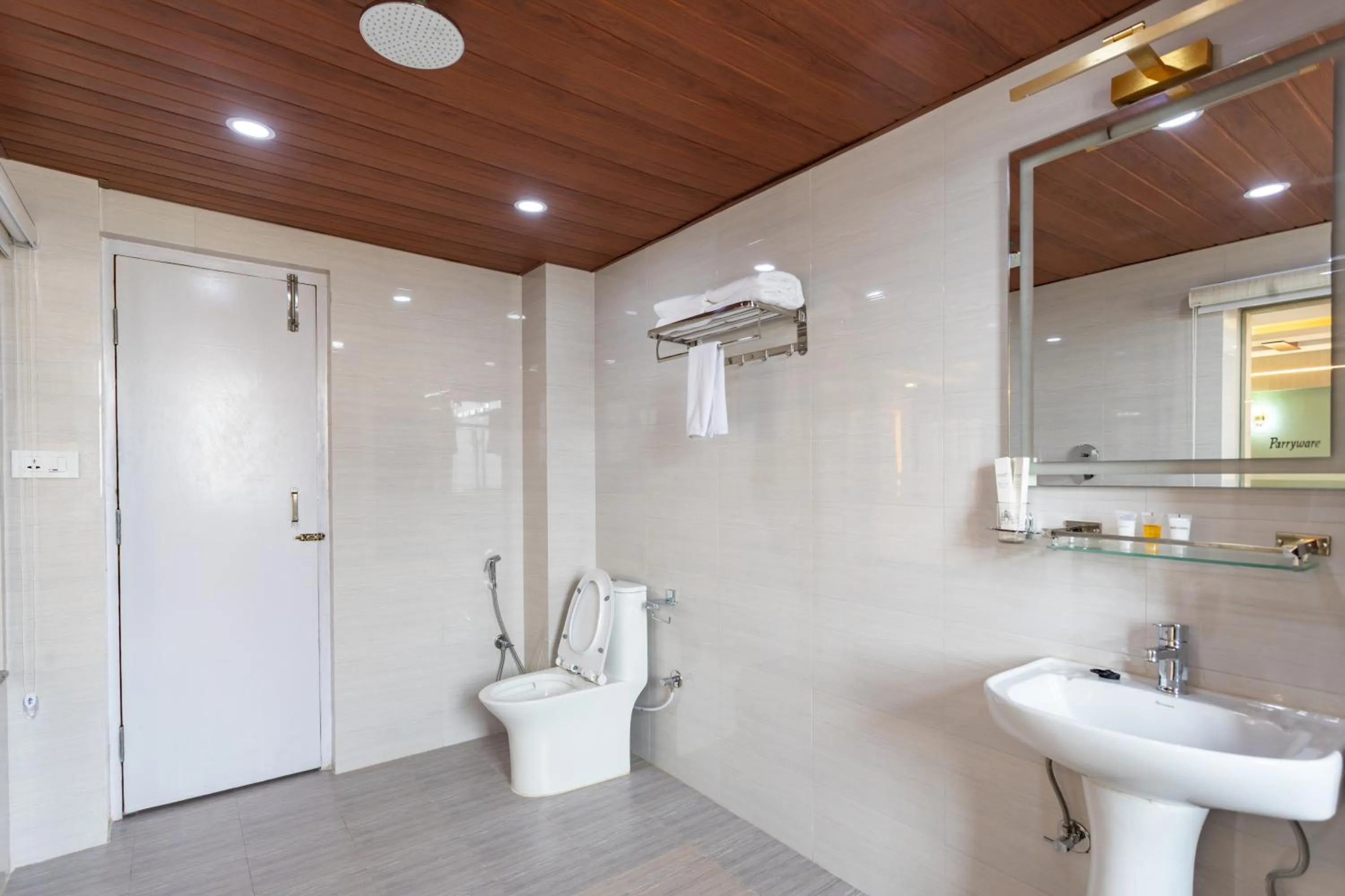 Shower in Airport Diana Hotel