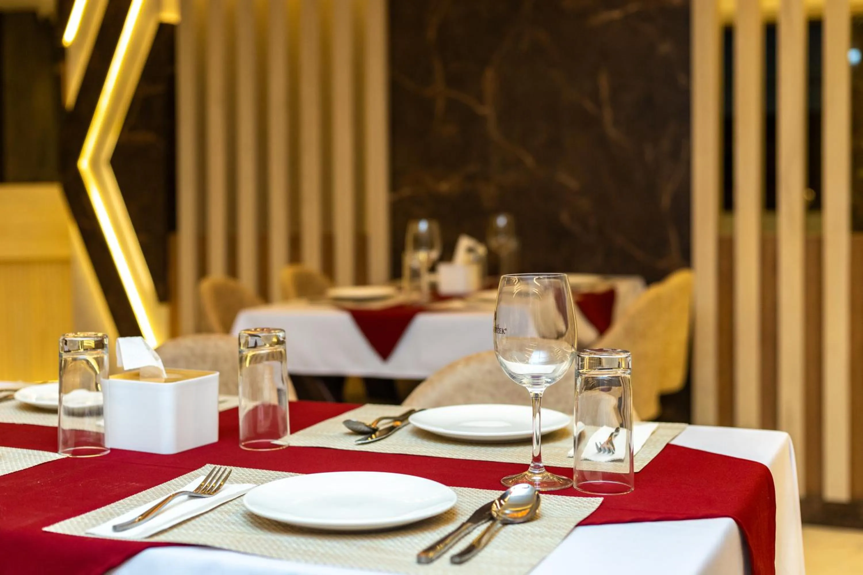 Restaurant/places to eat in Airport Diana Hotel