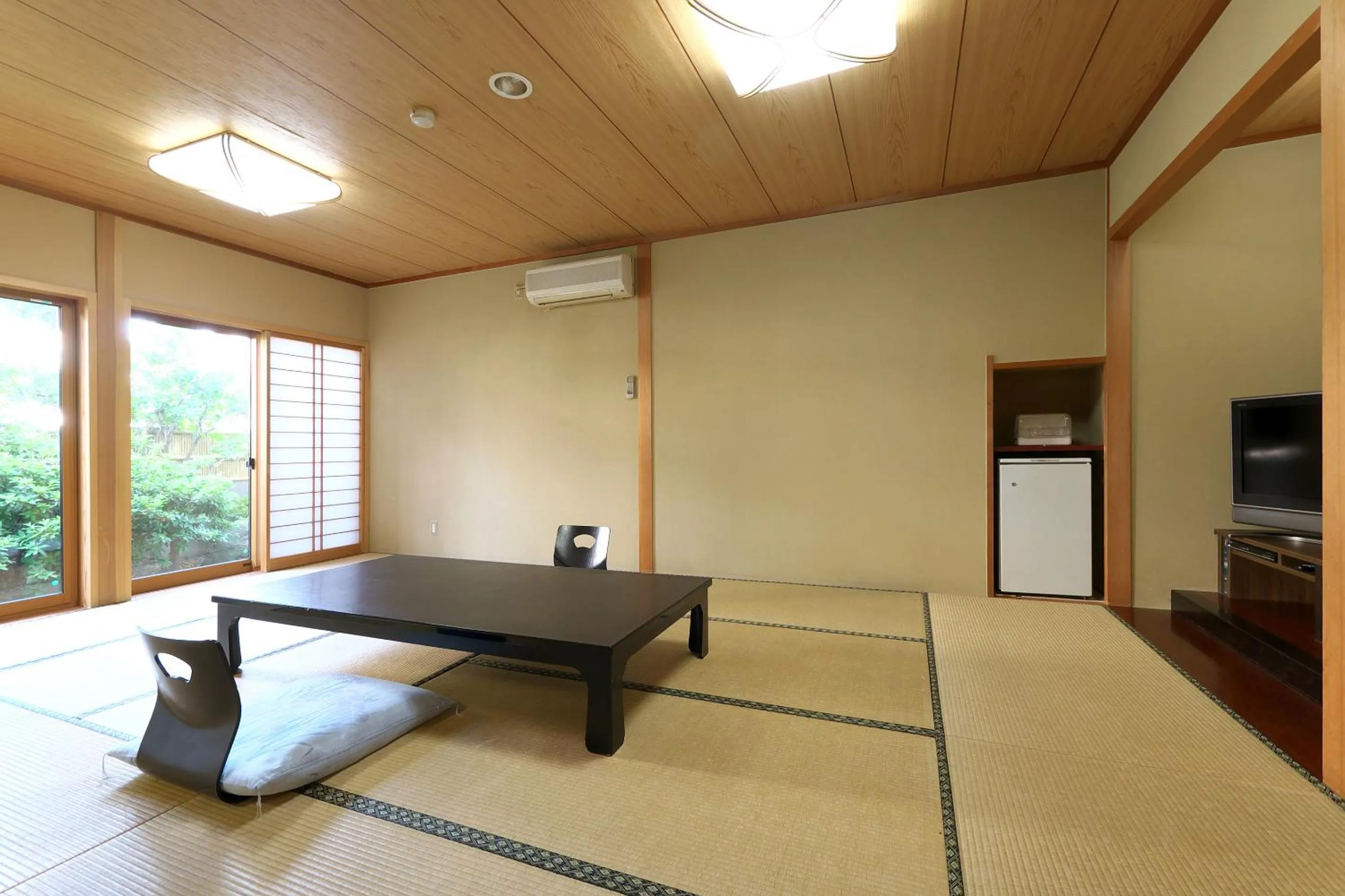 Photo of the whole room in Yuraku Hotel