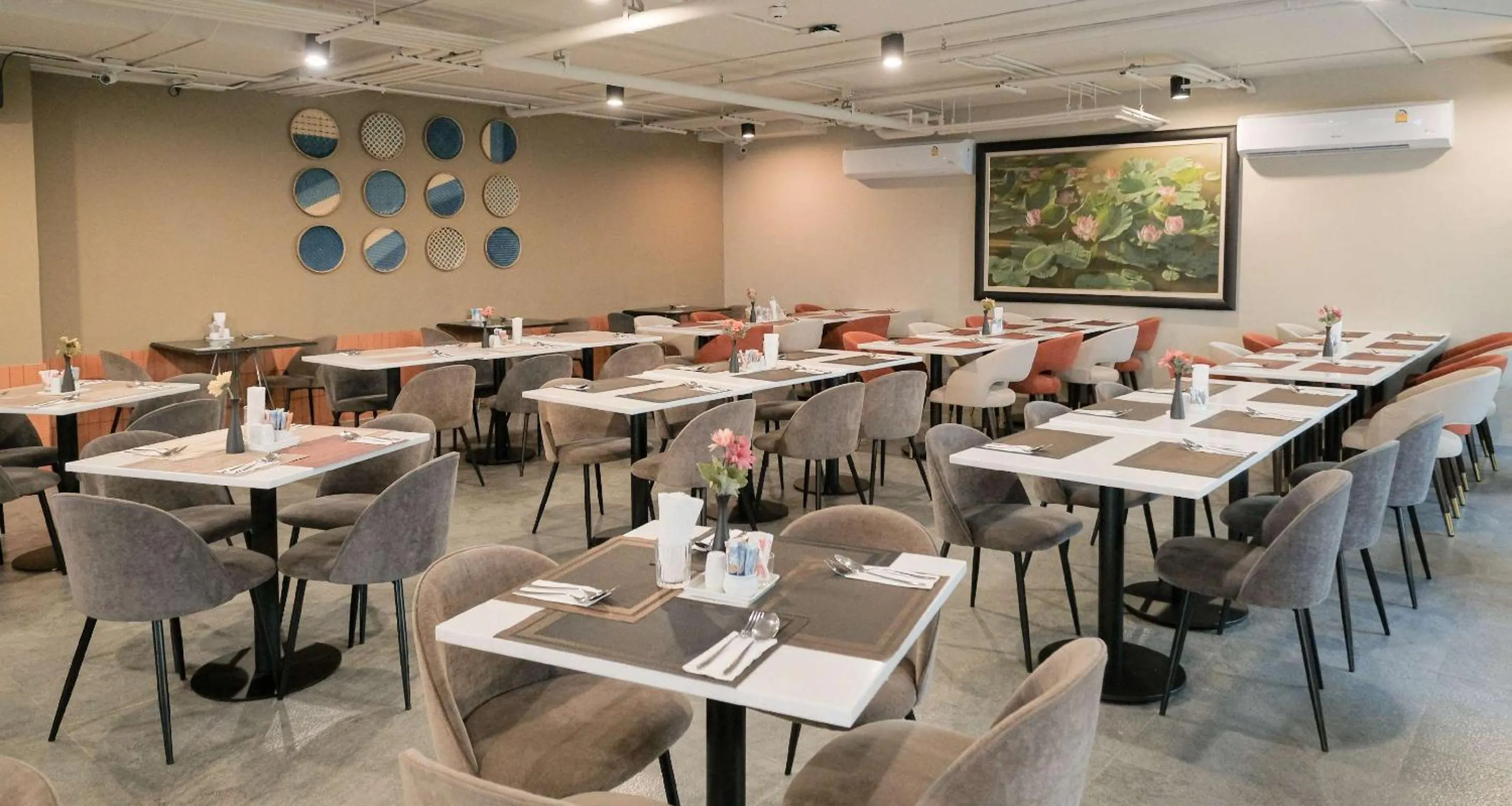 Restaurant/places to eat in SimpleStay Chatuchak, SureStay Collection by Best Western