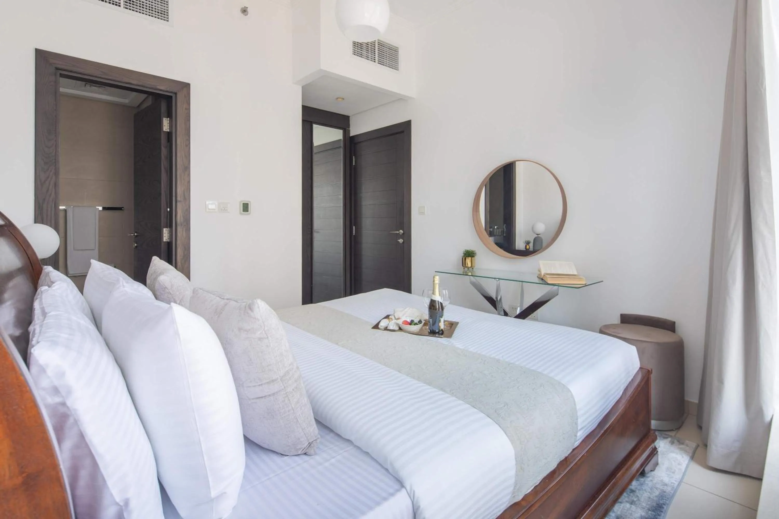 Bedroom, Bed in Frank Porter - Silverene Tower B