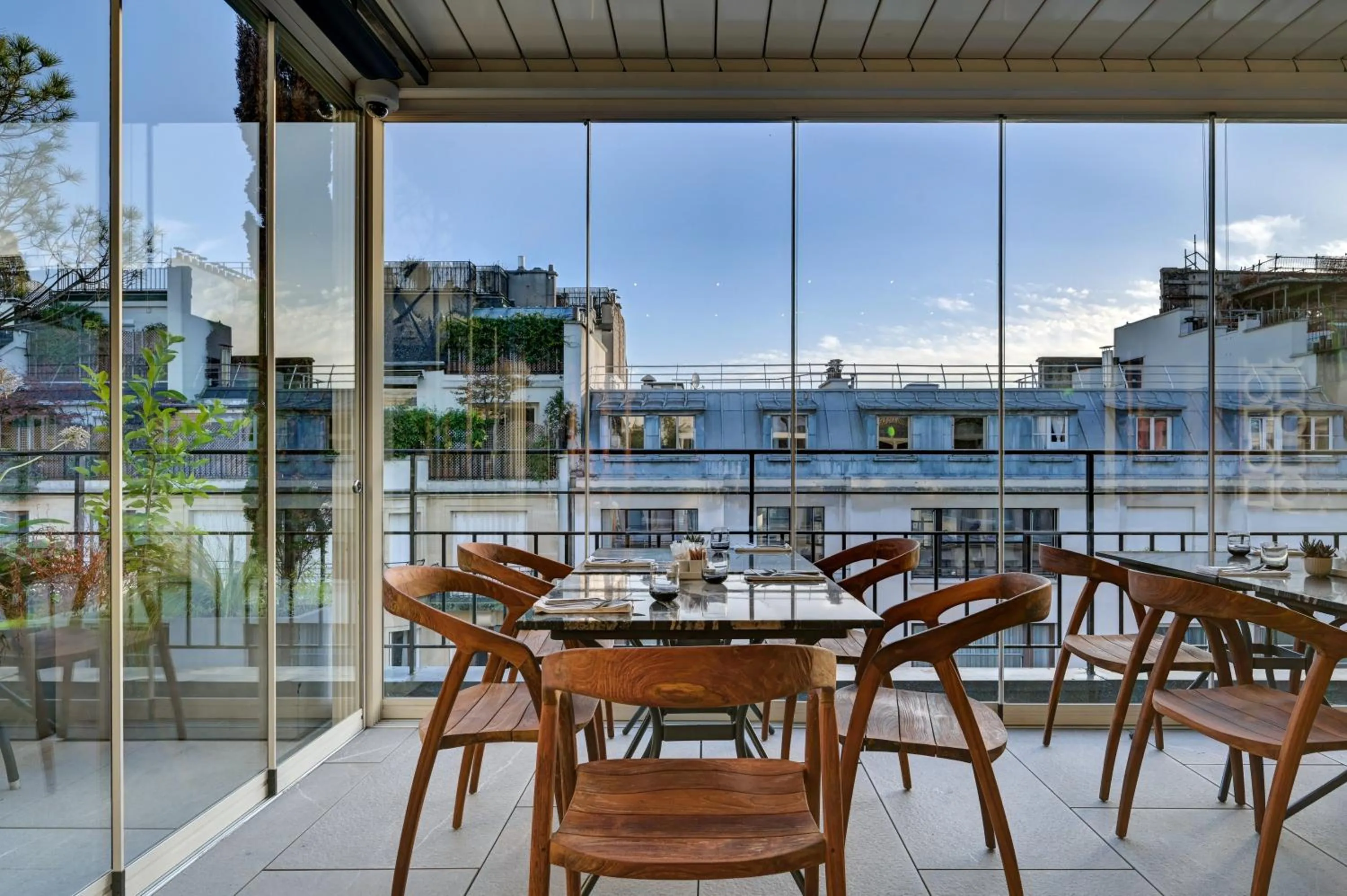 Patio in The One Alma Paris