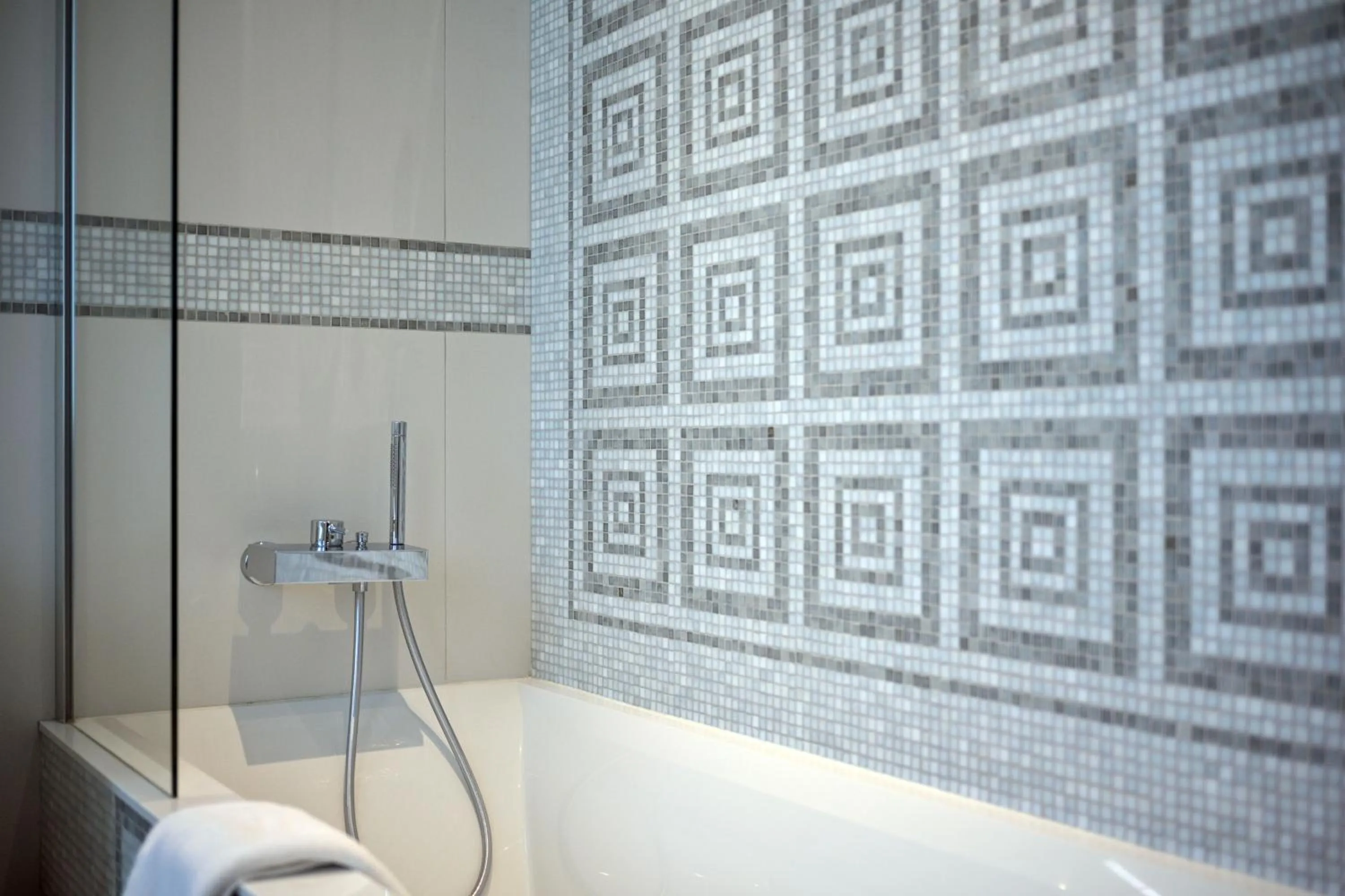 Bath in The One Alma Paris