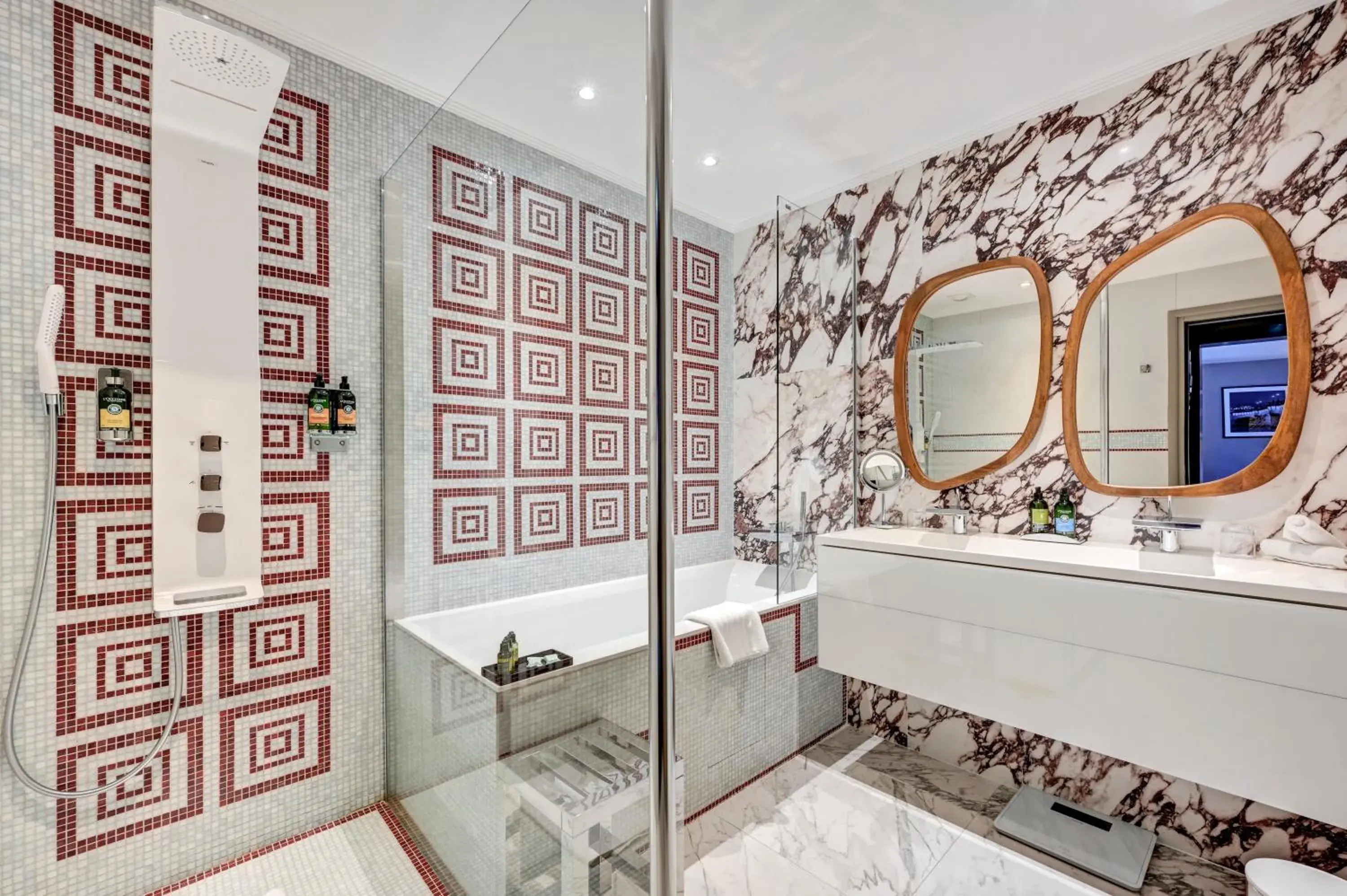 Deluxe Double or Twin Room with City View in The One Alma Paris Deluxe Double or Twin Room with City View in The One Alma Paris