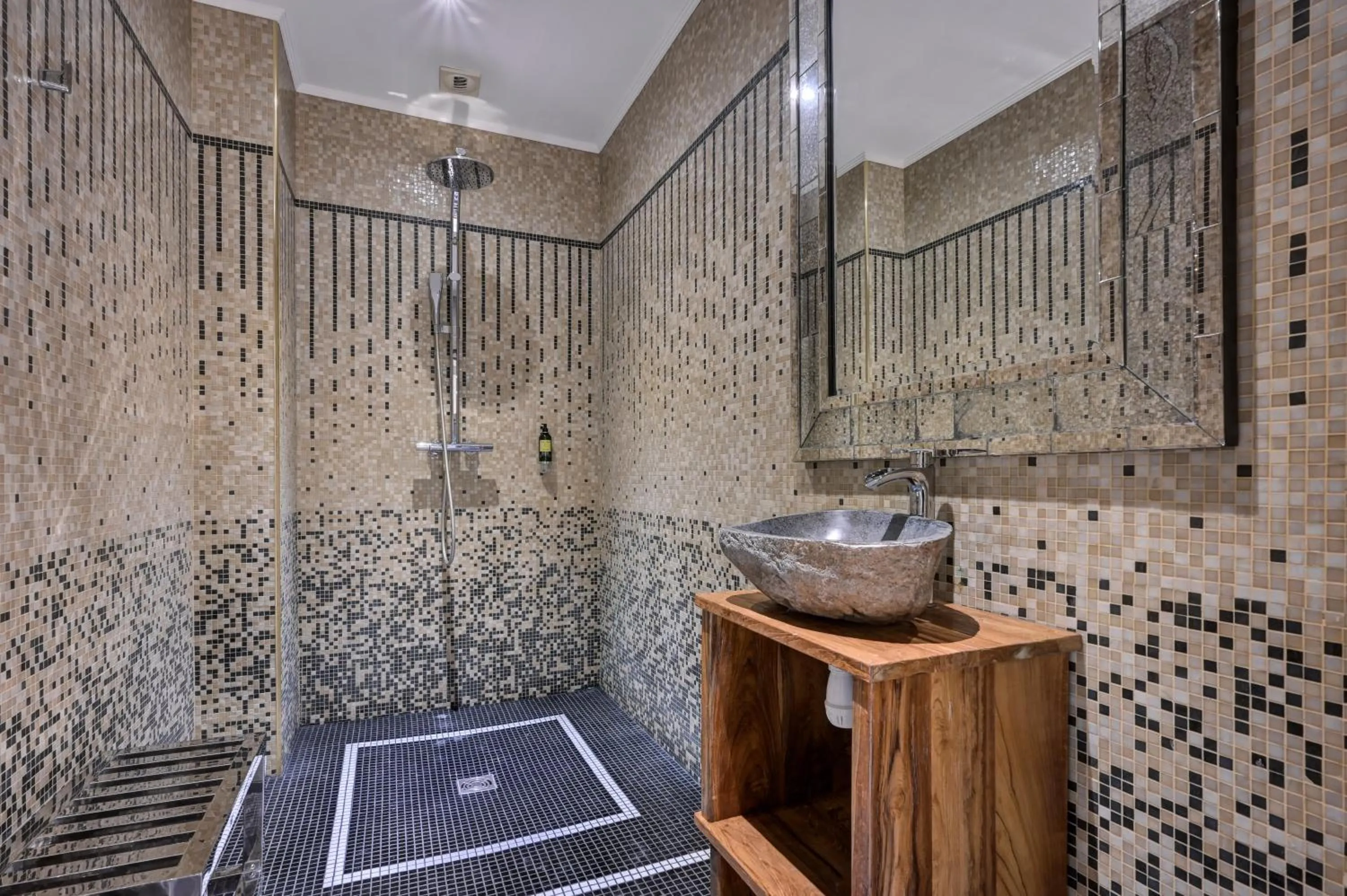 Spa and wellness centre/facilities in The One Alma Paris