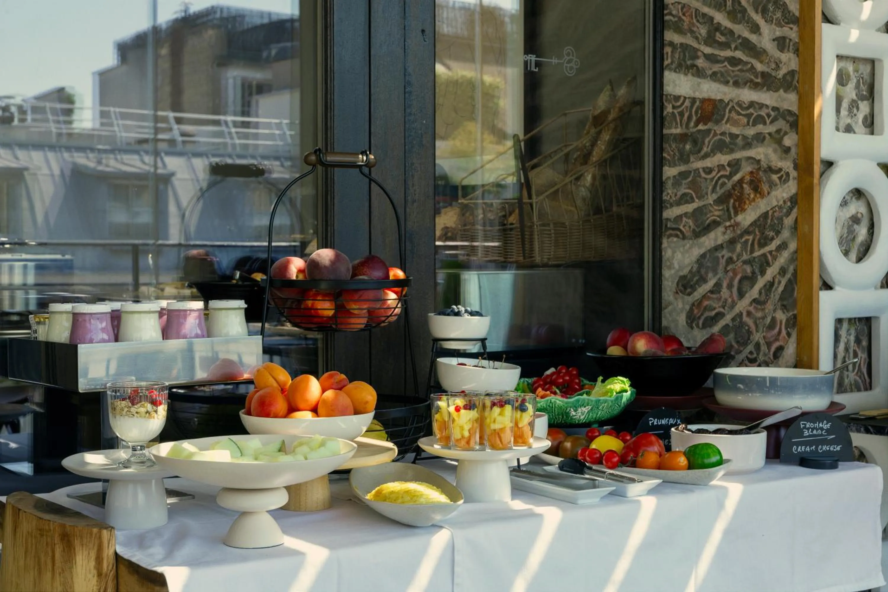 Breakfast in The One Alma Paris