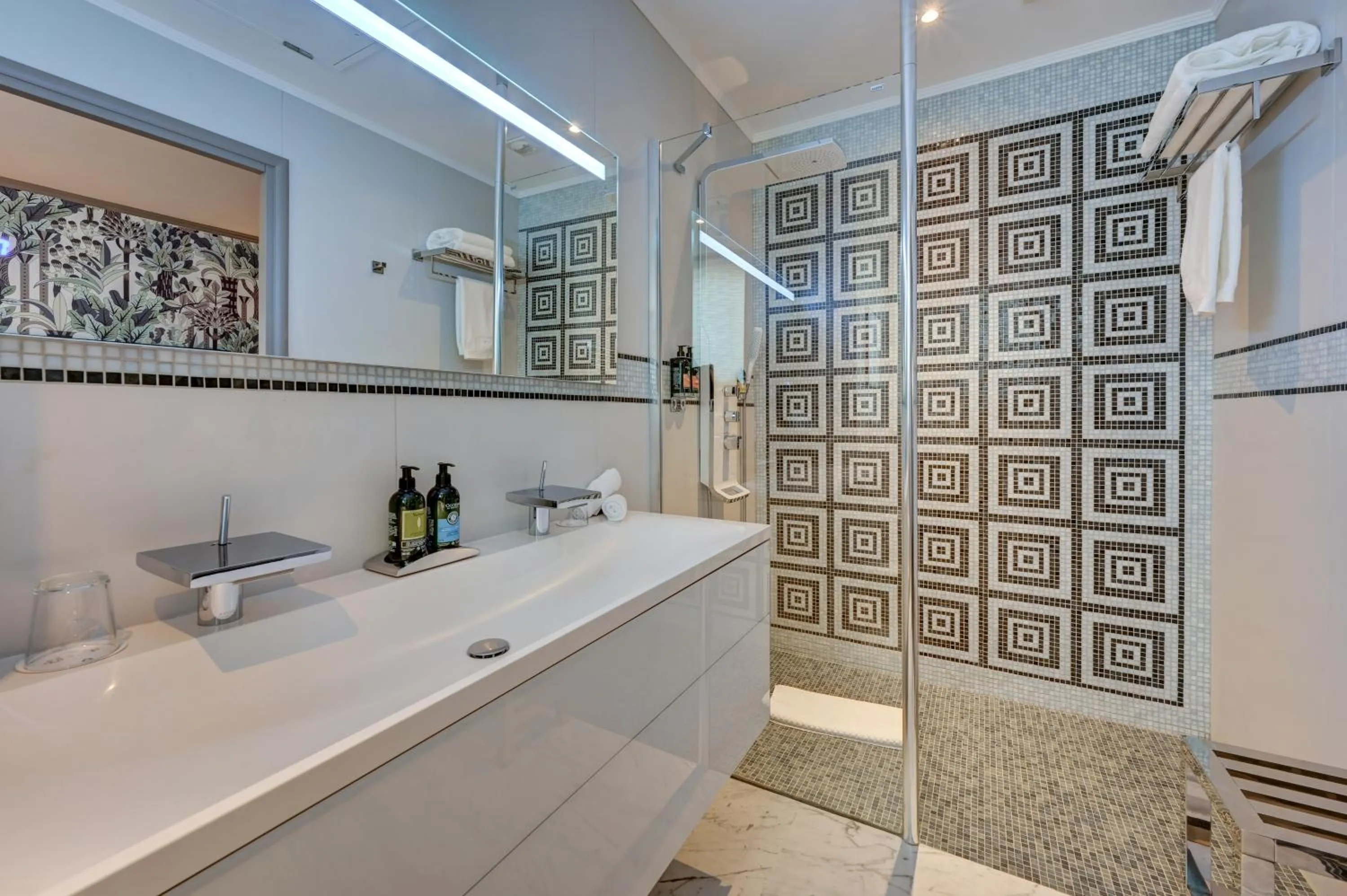 Shower in The One Alma Paris