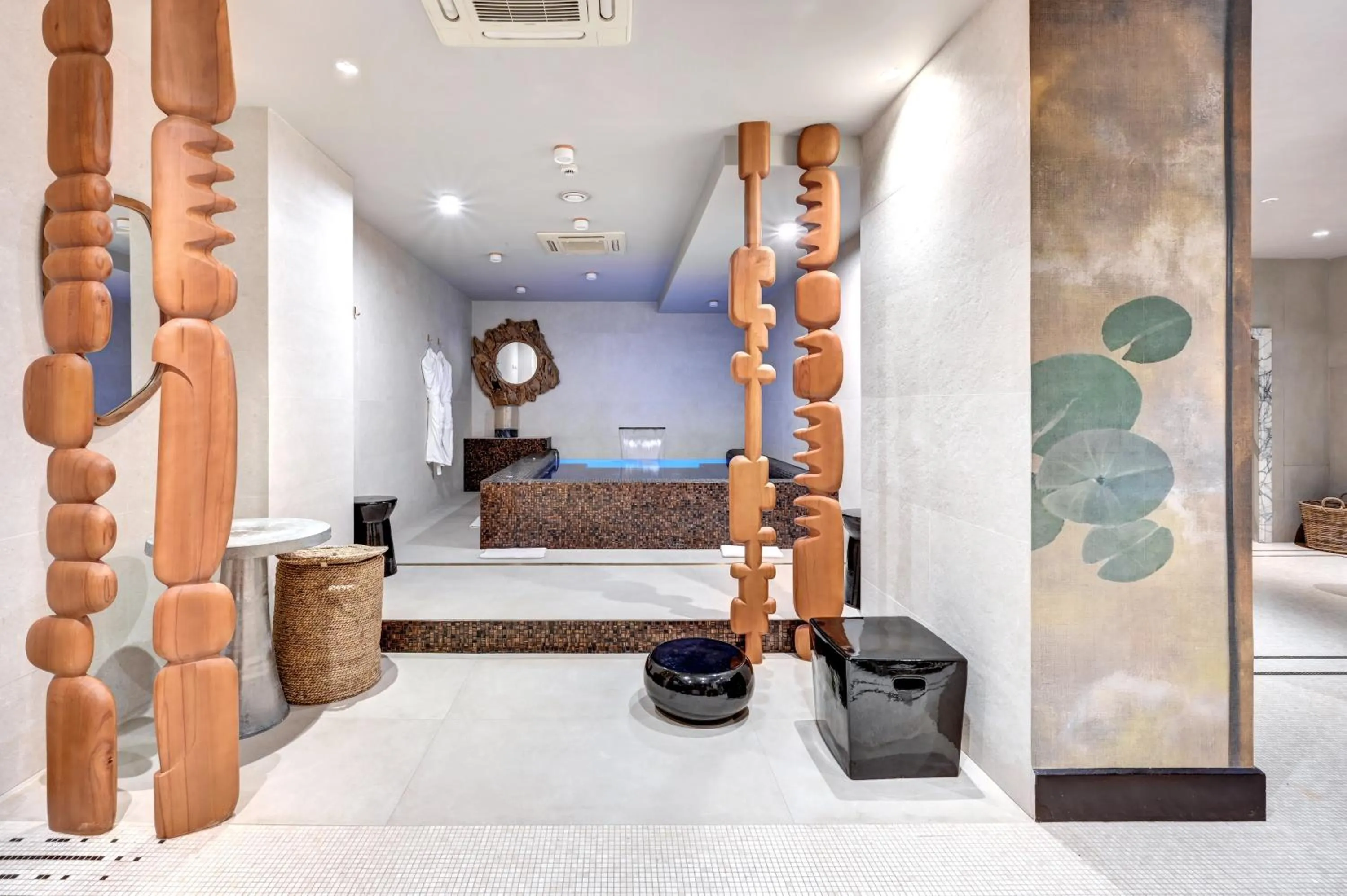 Hot Tub, Bed in The One Alma Paris