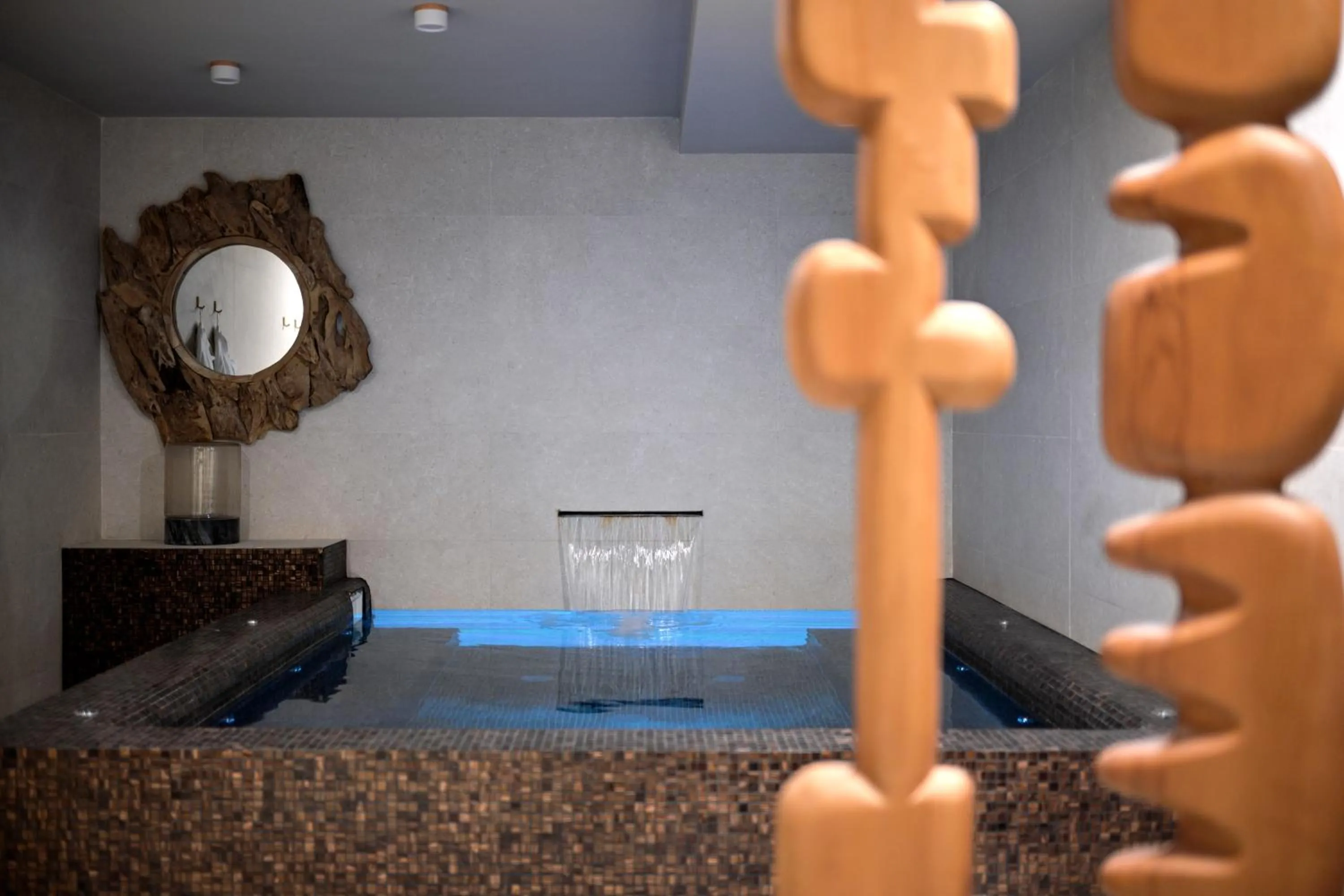 Hot Tub in The One Alma Paris