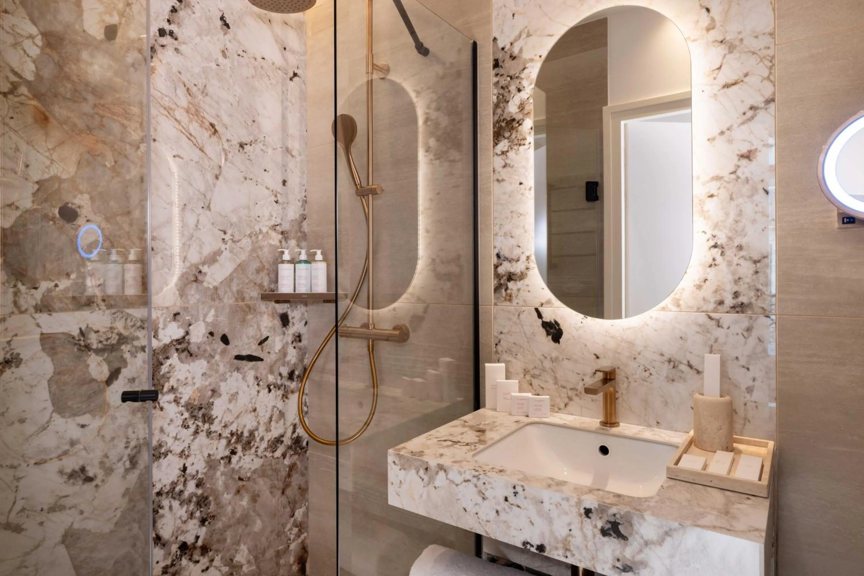 Shower in Madame Drouot & Spa - Opera