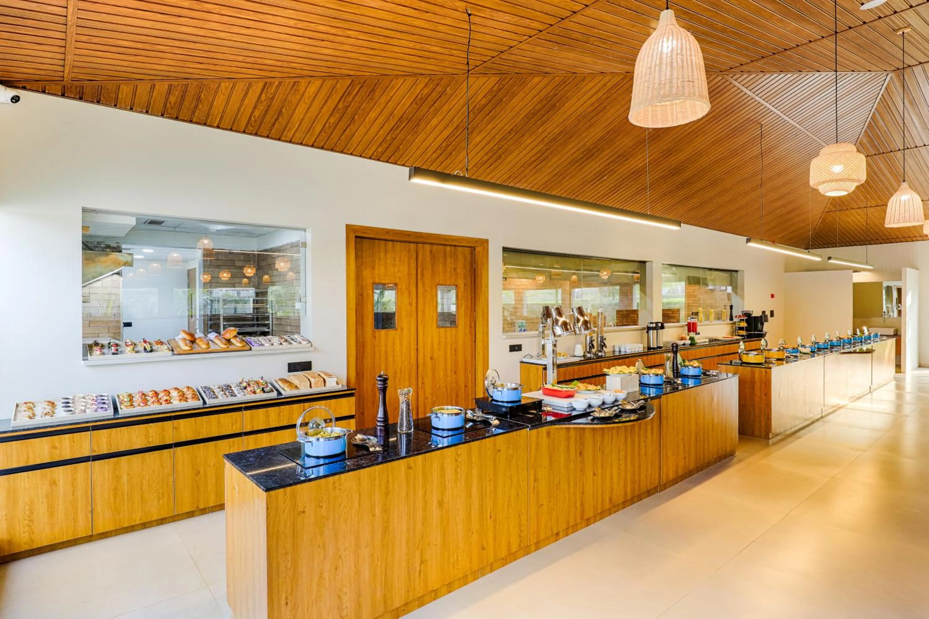 Restaurant/places to eat in Club Mahindra Pavagadh