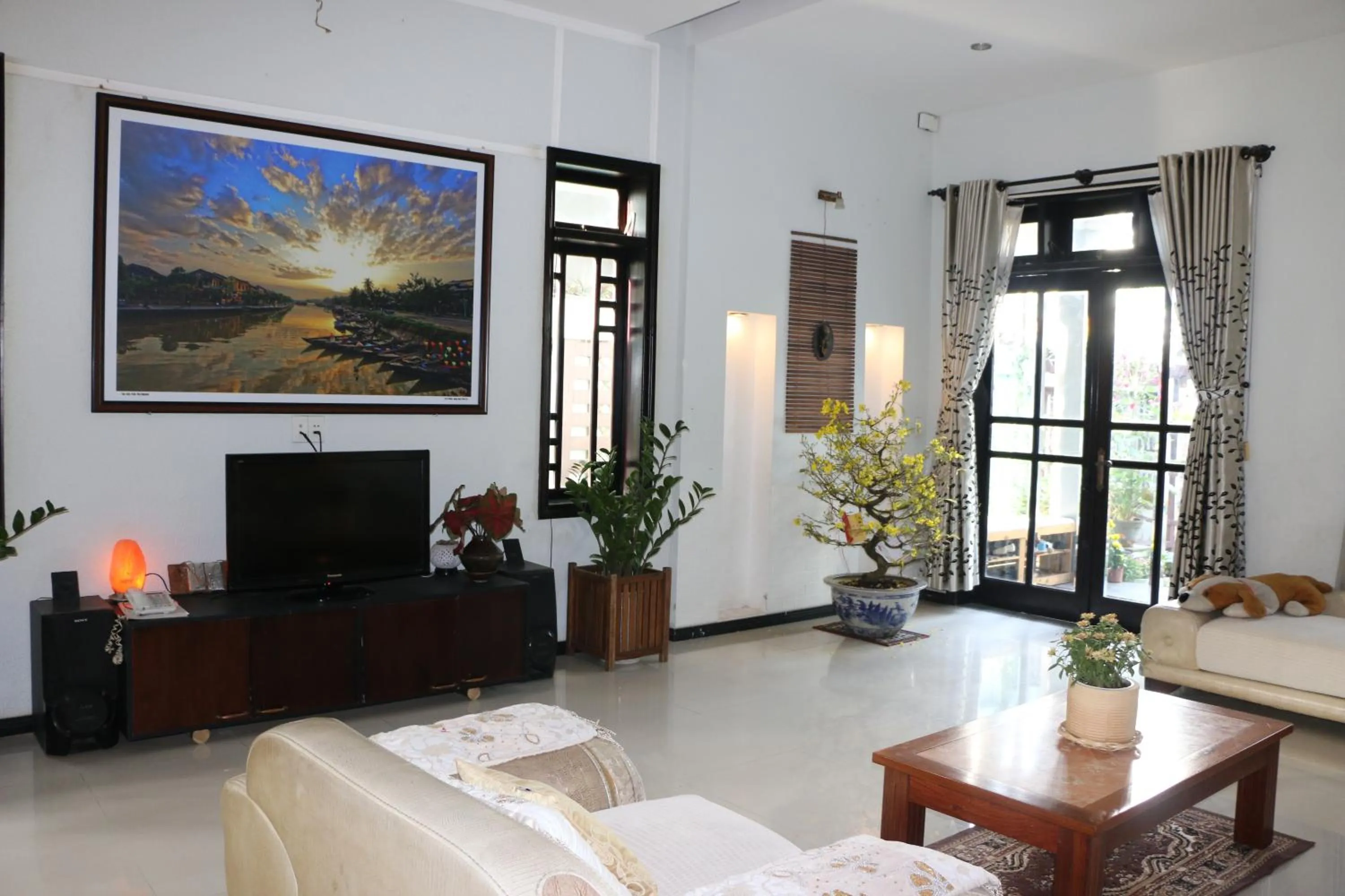 Communal lounge/ TV room in Green CoCo HomeStay