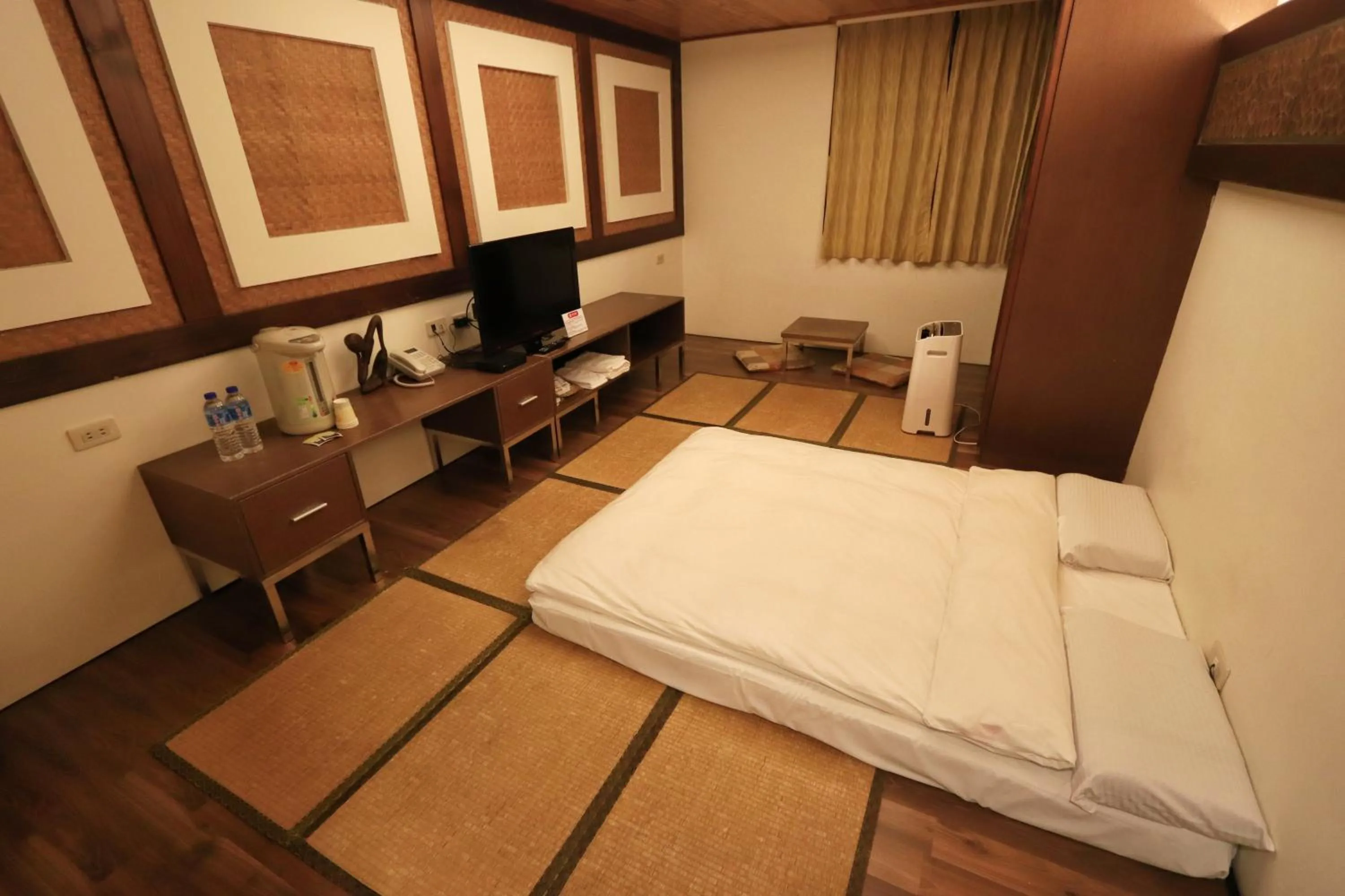 Photo of the whole room, Bed in Fenchihu Hotel
