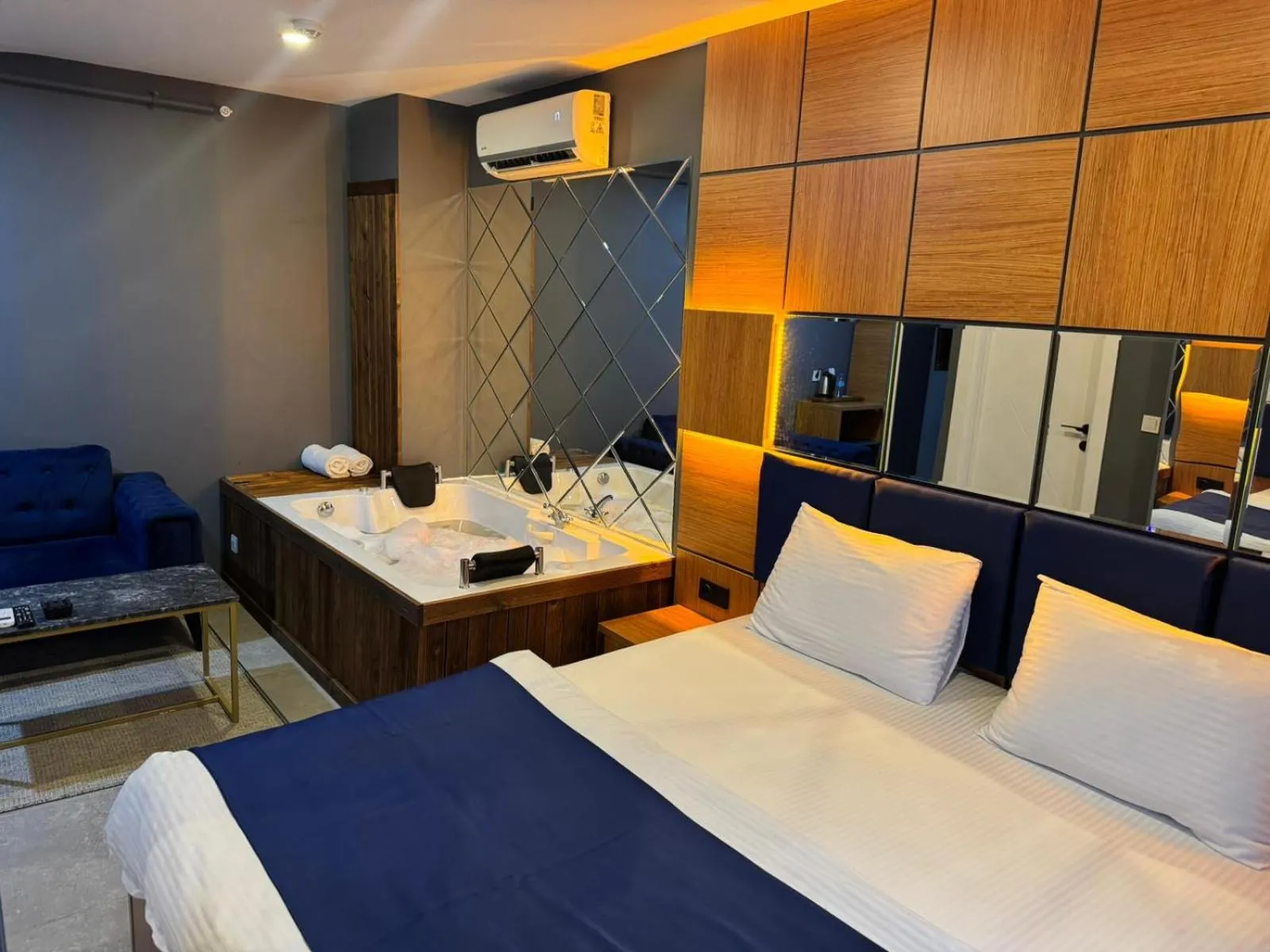 Photo of the whole room, Bed in Guest Suites