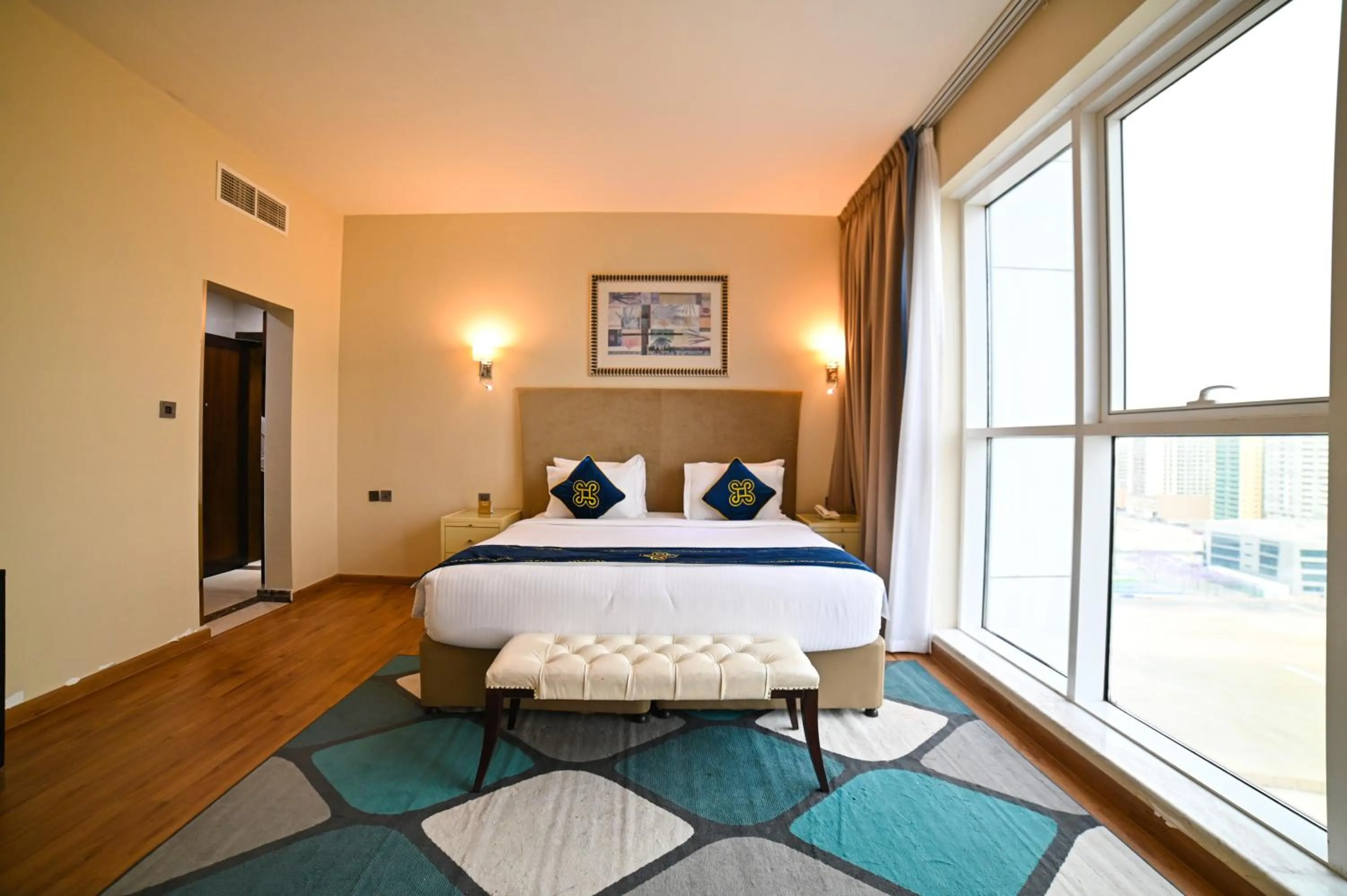 Photo of the whole room, Bed in Seven Seas Hotel