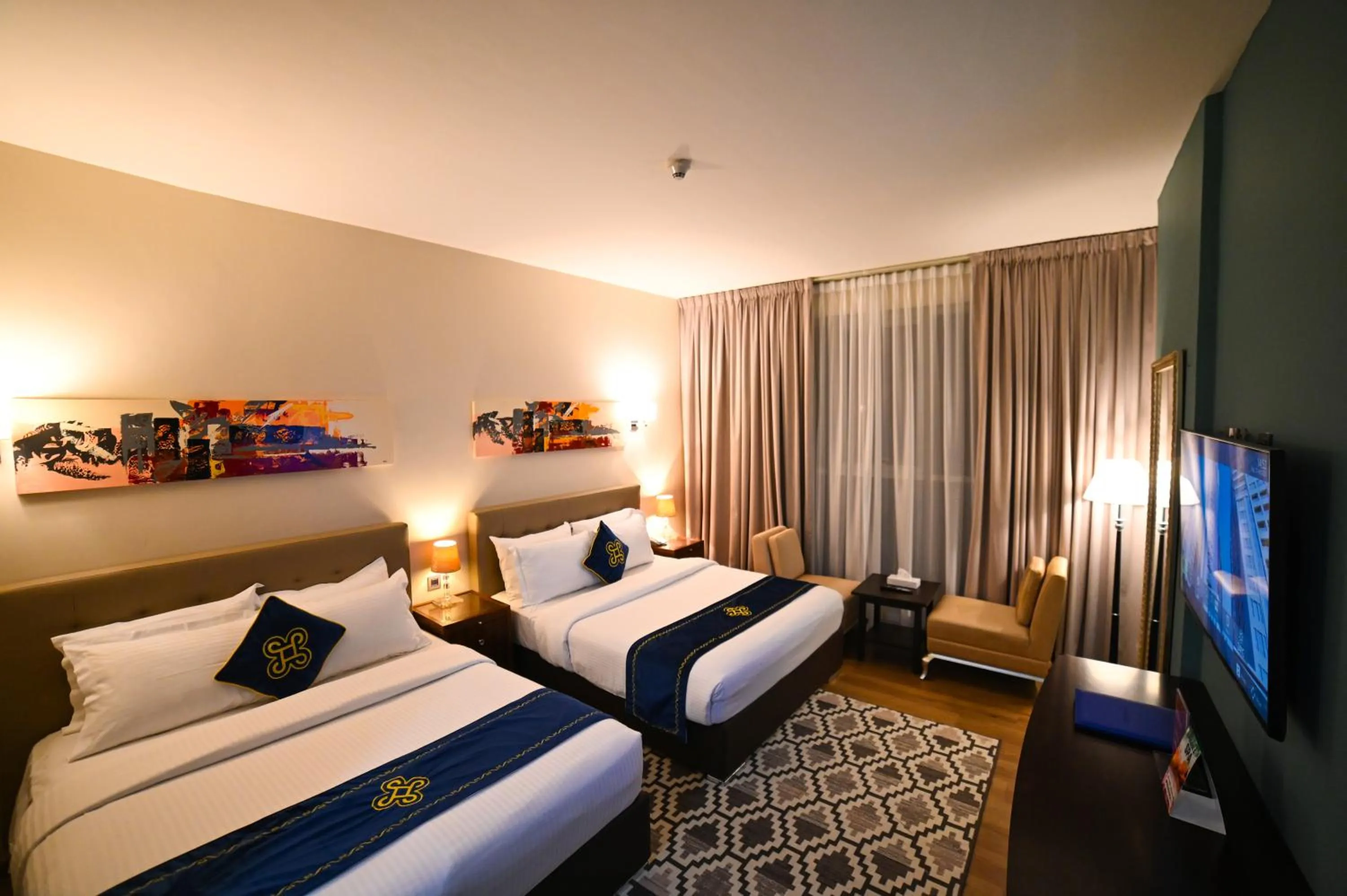 Photo of the whole room, Bed in Seven Seas Hotel