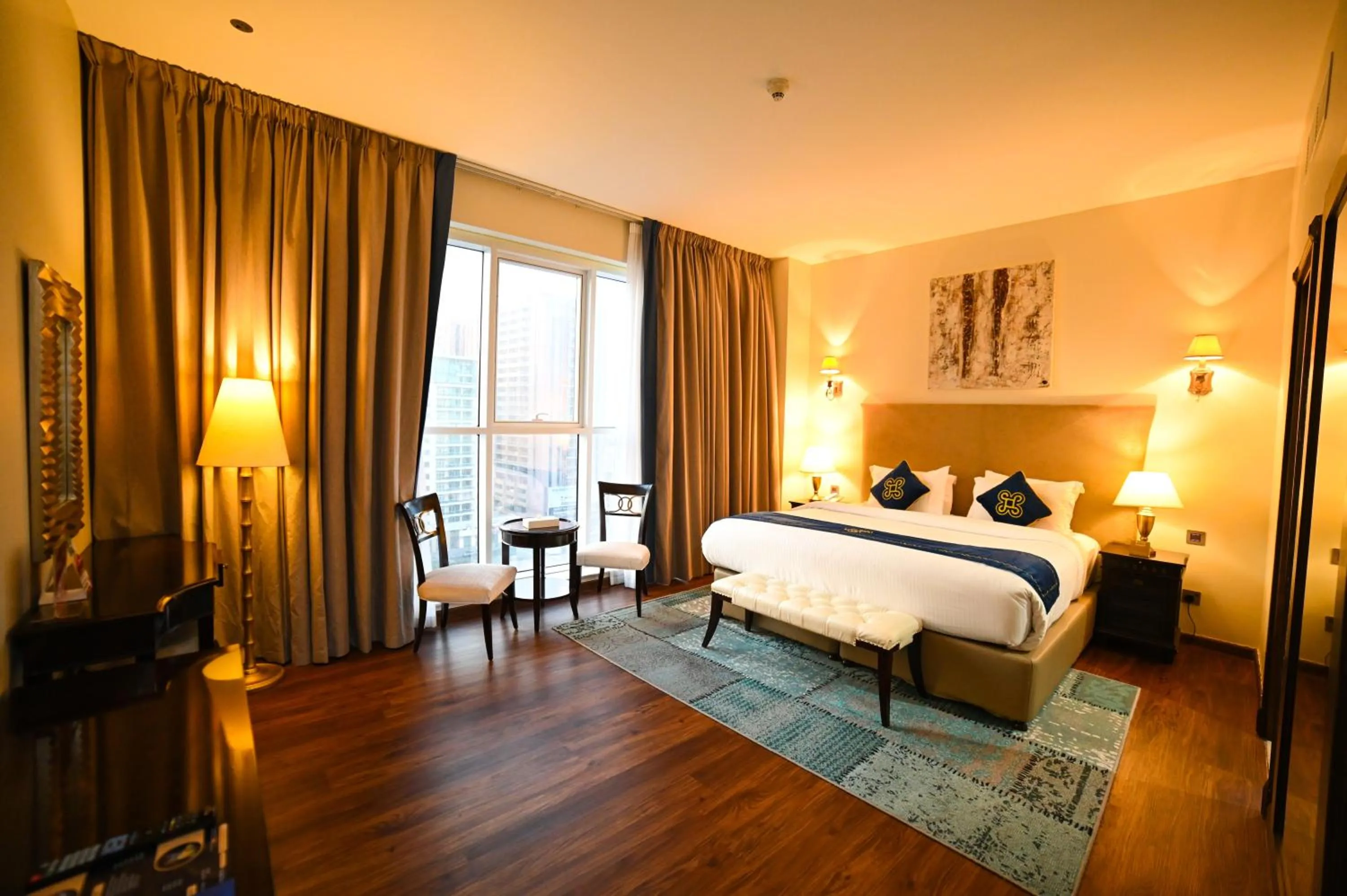 Photo of the whole room, Bed in Seven Seas Hotel