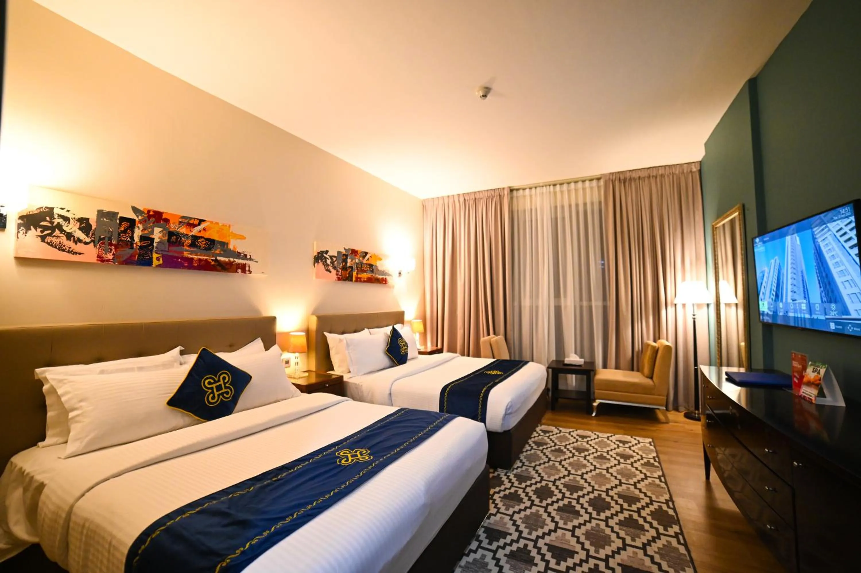 Photo of the whole room, Bed in Seven Seas Hotel