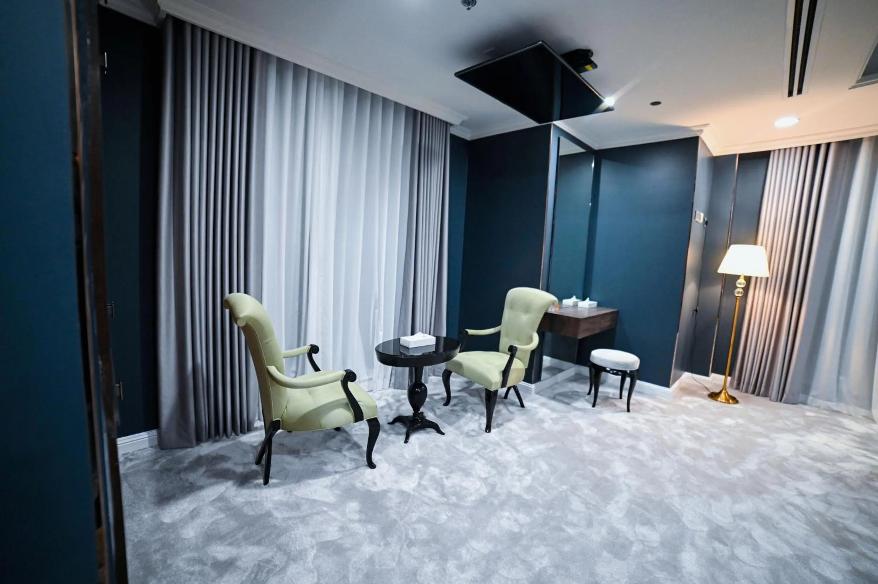 Living room in Seven Seas Hotel