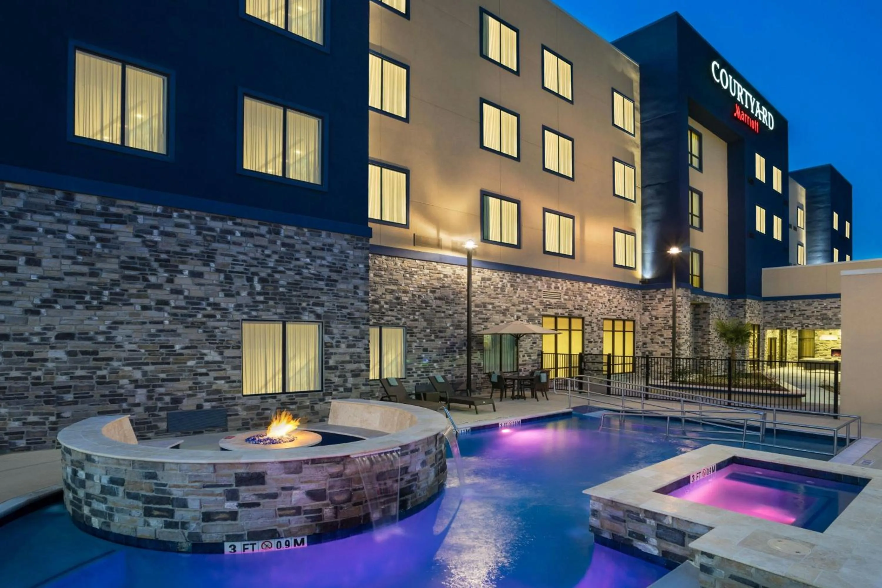 Swimming pool in Courtyard by Marriott Houston Katy Mills