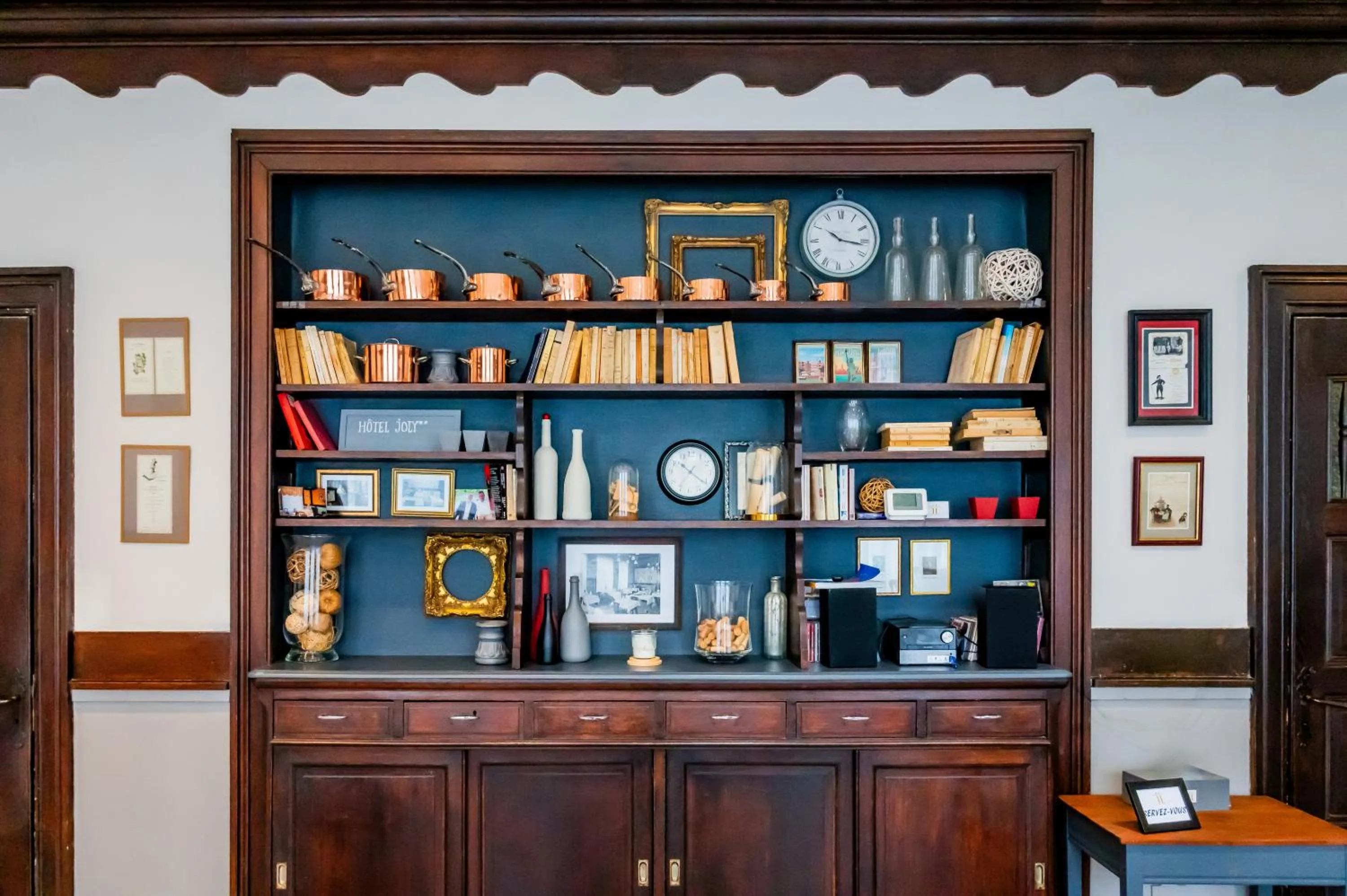 Library in Hotel Joly