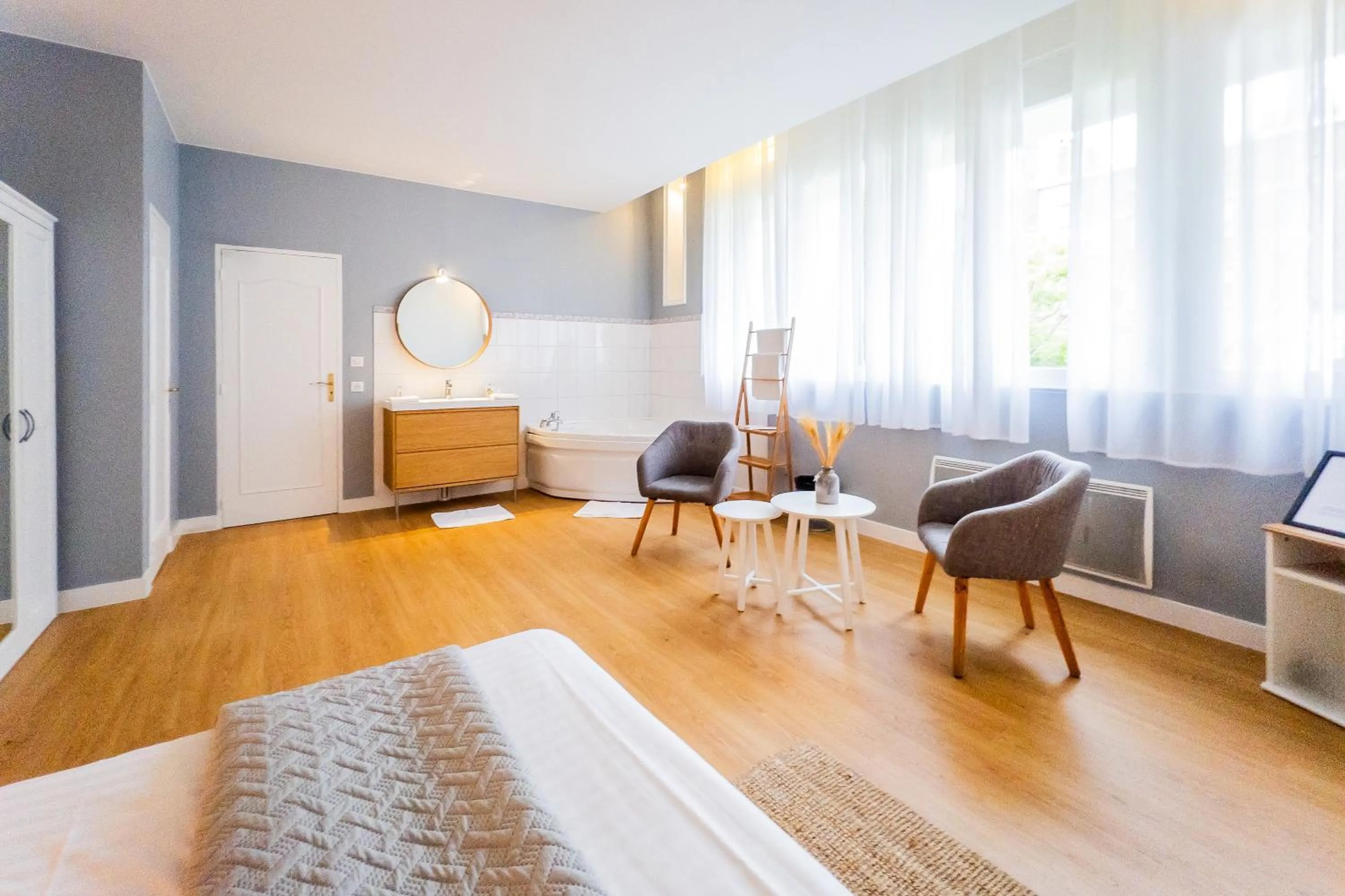 Photo of the whole room in Hotel Joly