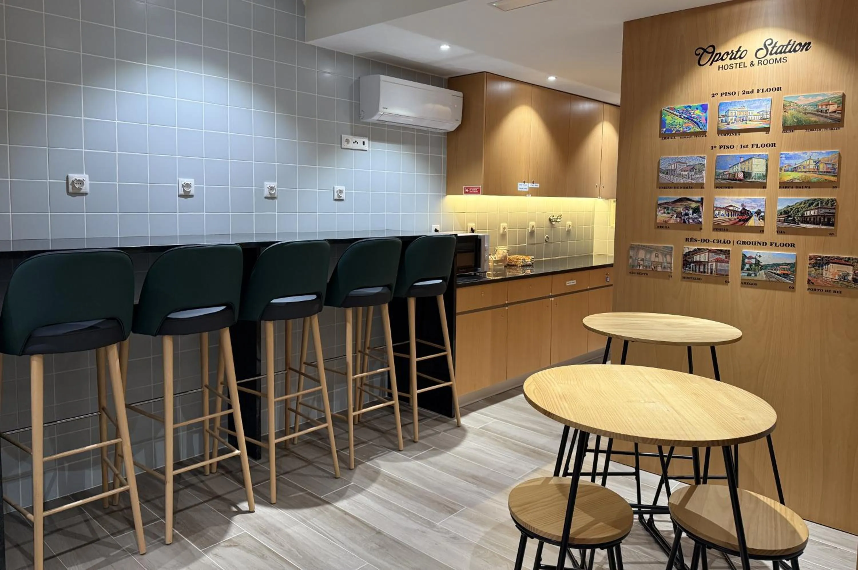 Communal kitchen in Oporto Station Hostel & Rooms