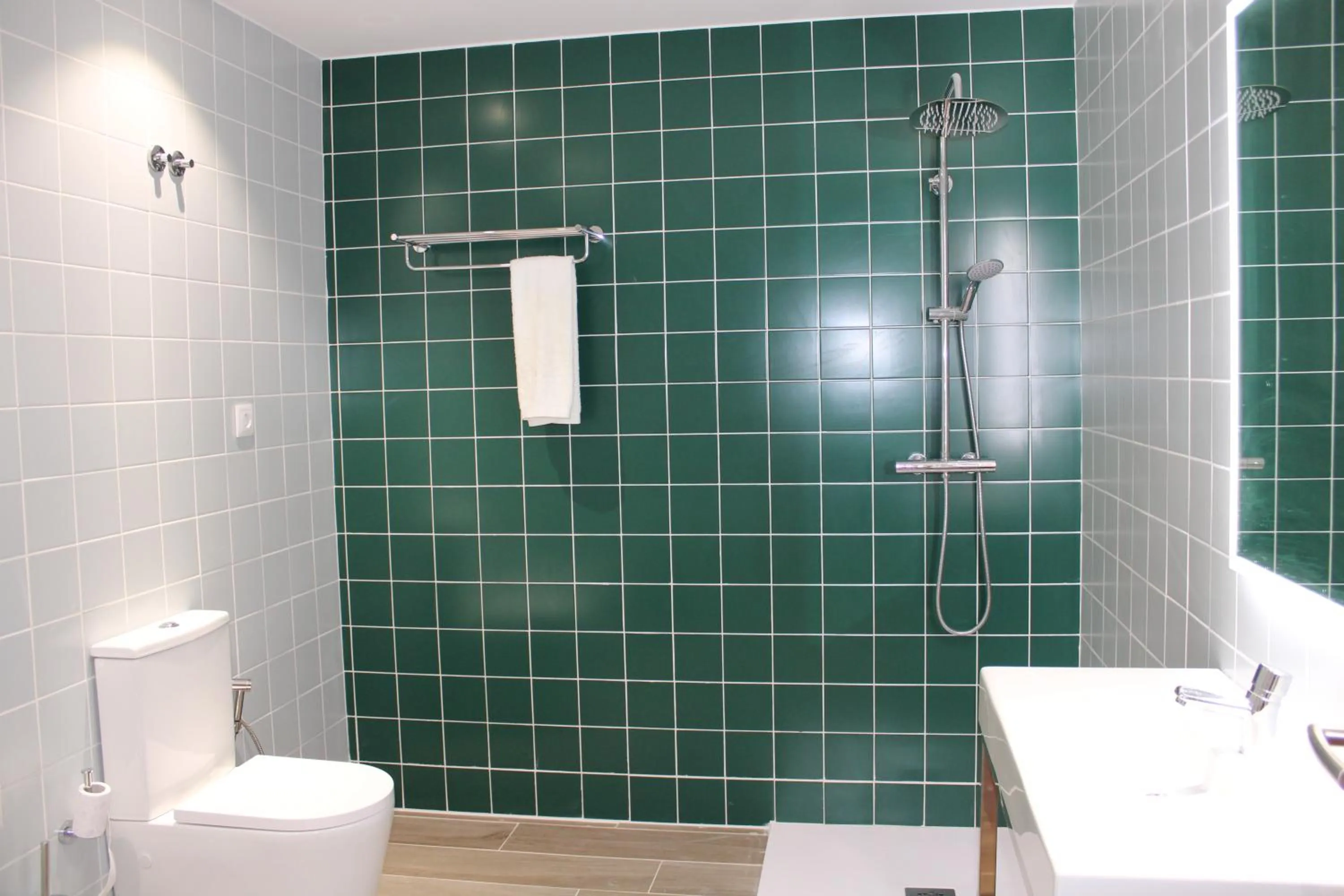 Toilet in Oporto Station Hostel & Rooms