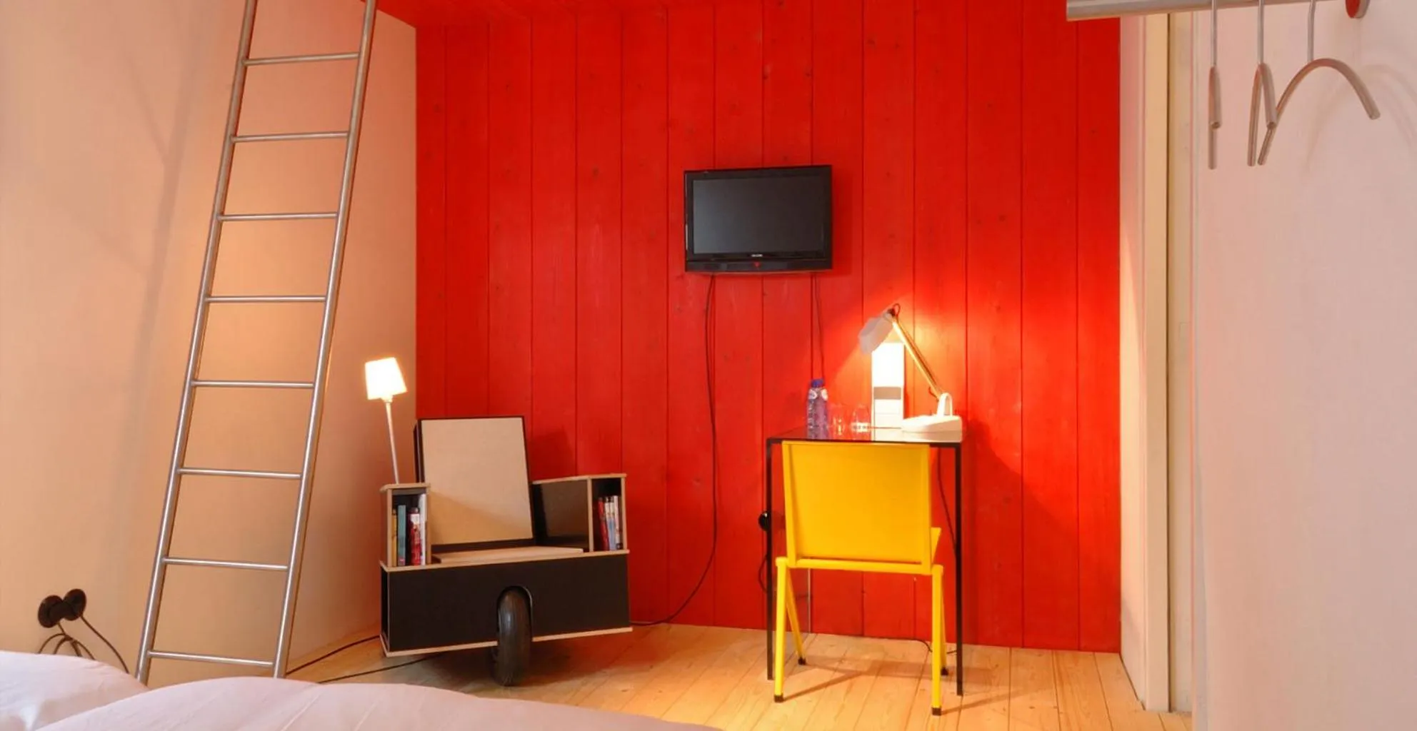 Shower, Bed in Restaurant Hotel Buitenlust