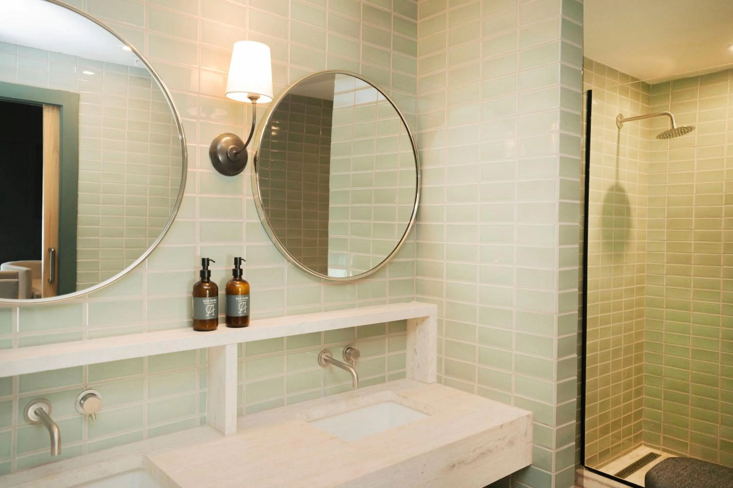 Shower in Albert Hotel