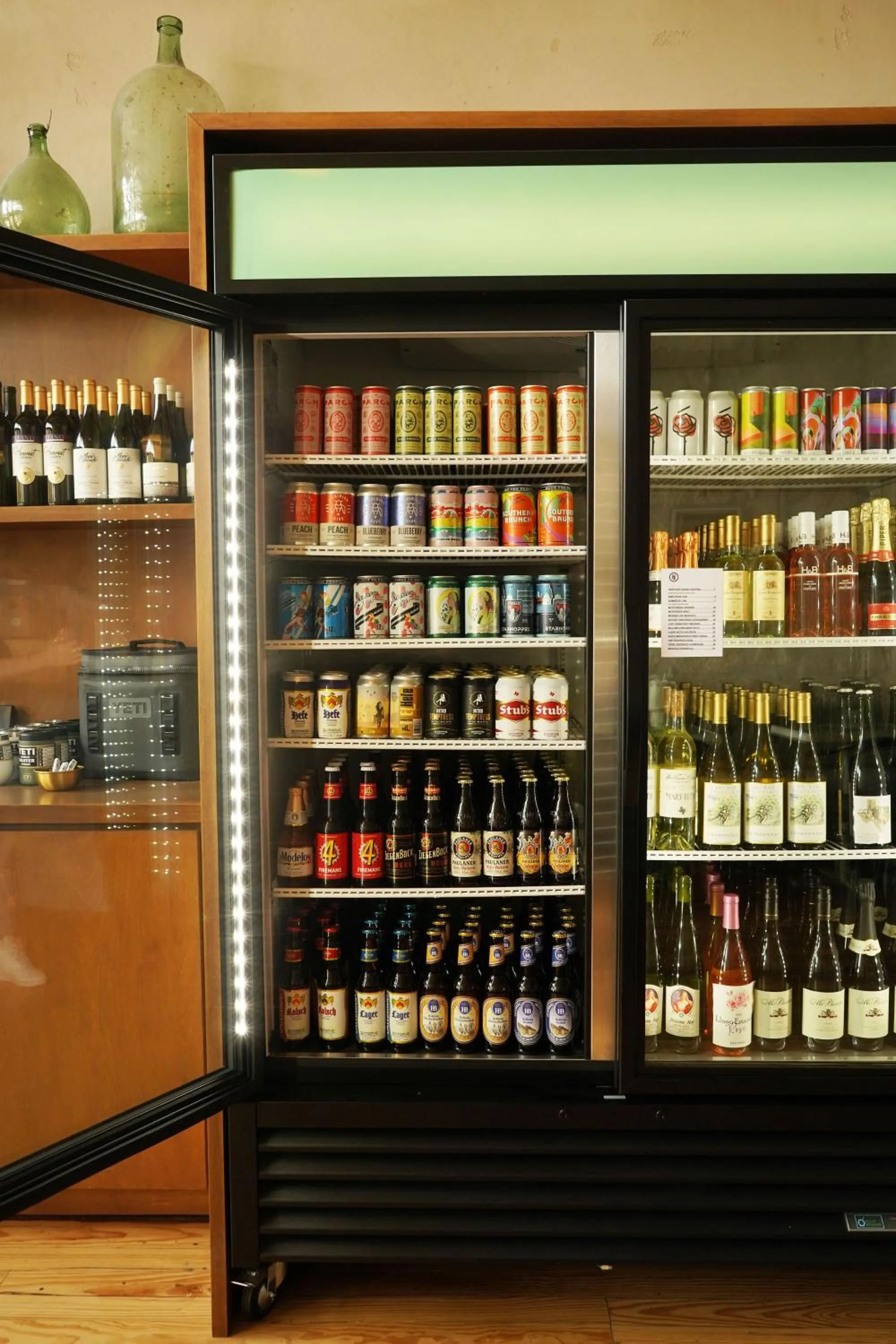 Restaurant/places to eat in Albert Hotel