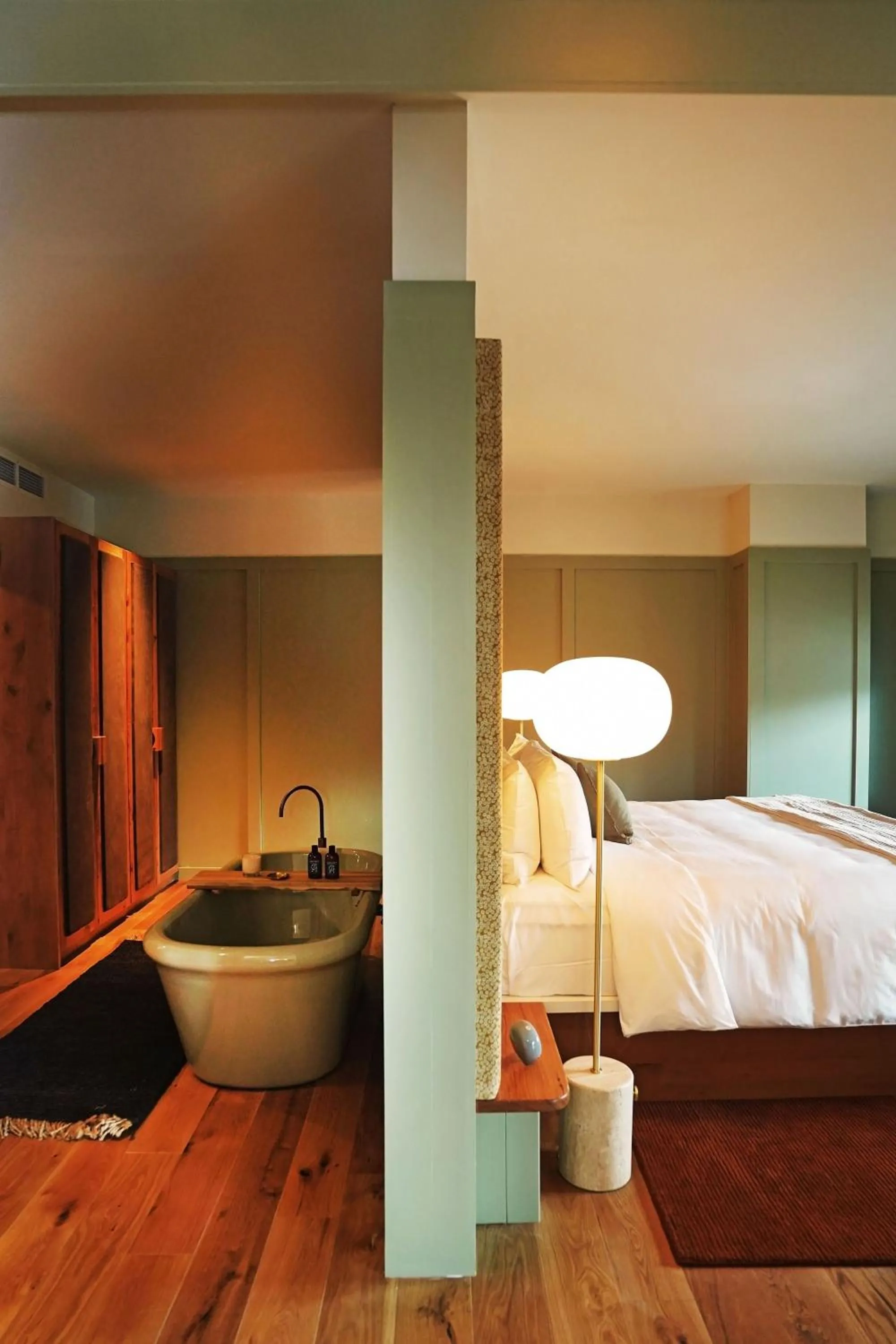 Photo of the whole room, Bed in Albert Hotel