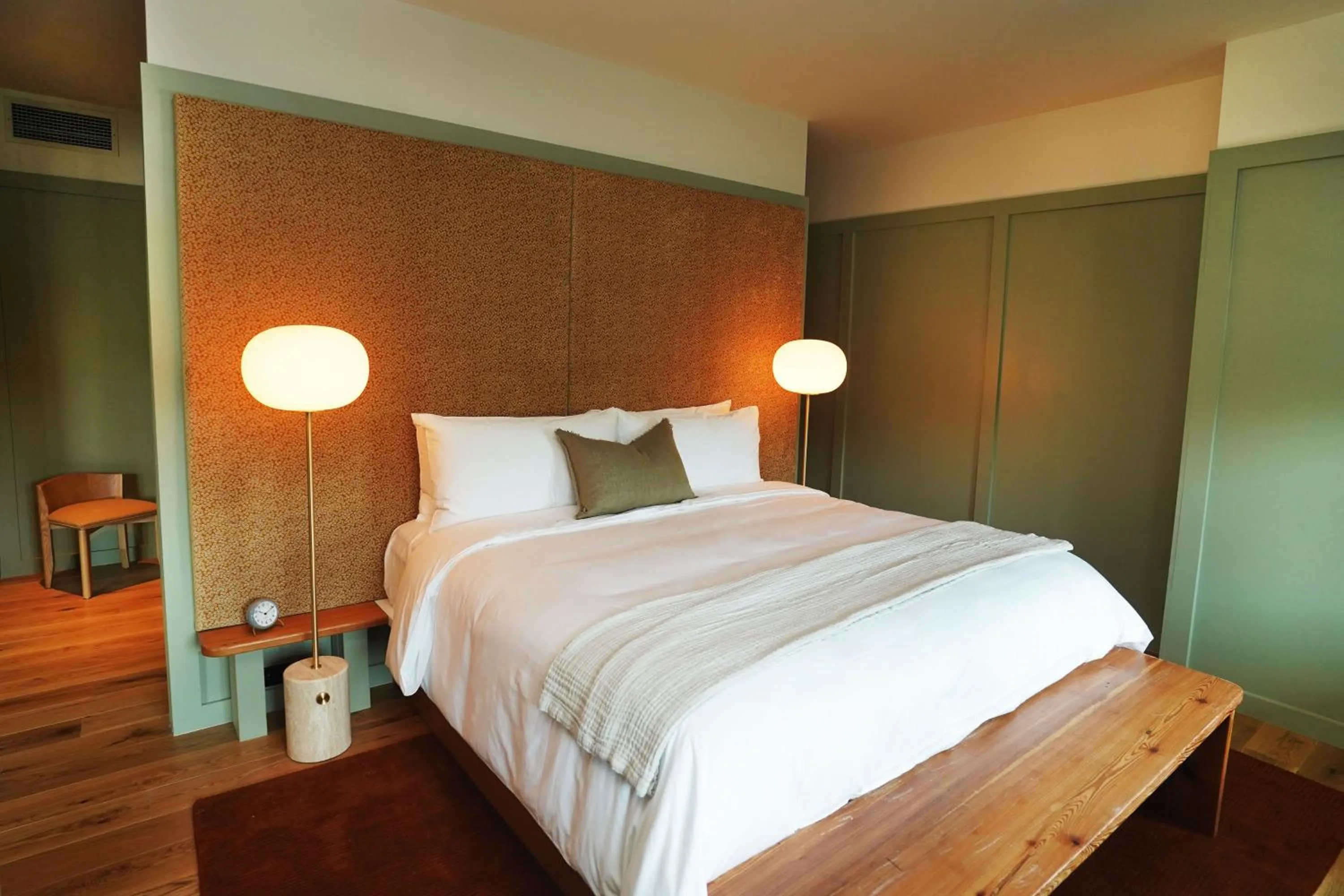 Bedroom, Bed in Albert Hotel