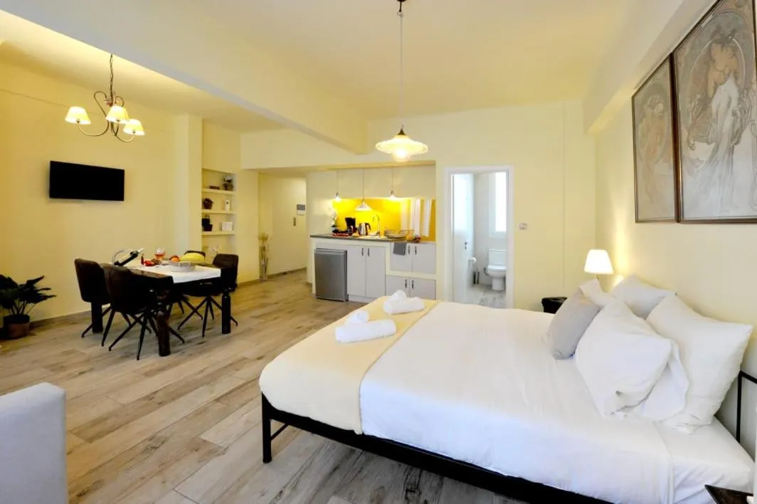 Communal lounge/ TV room, Bed in My Athens House