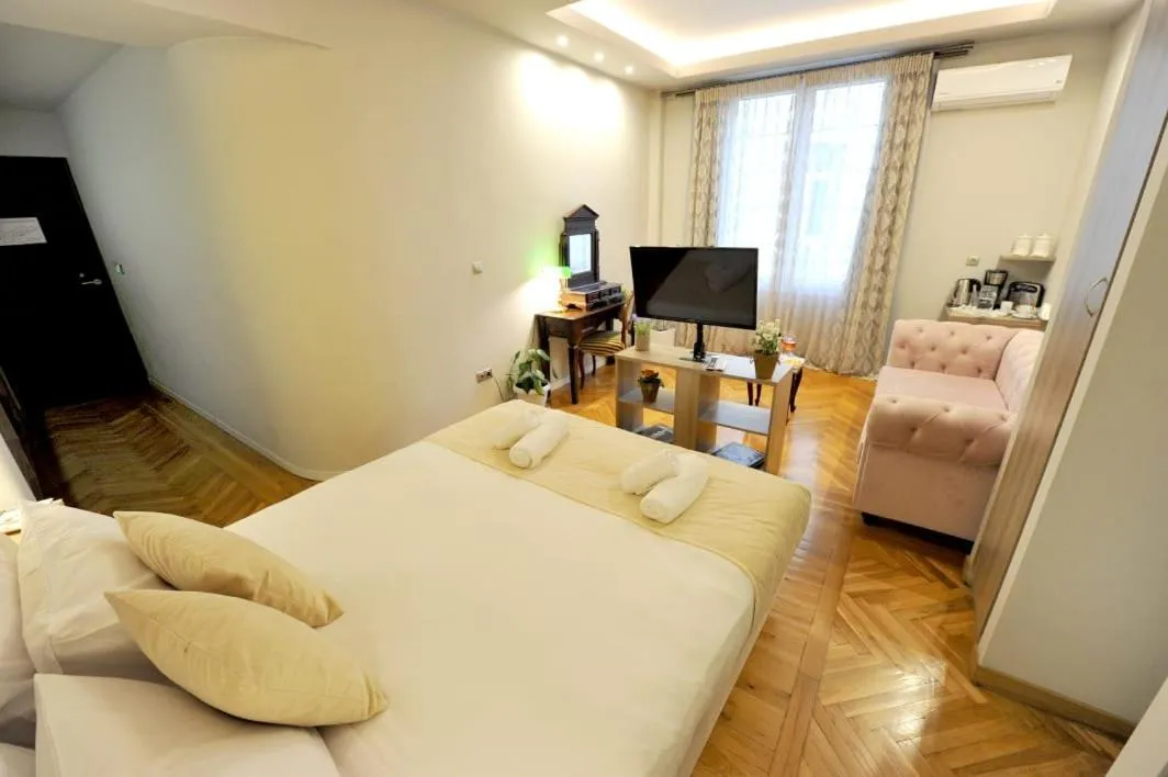 Communal lounge/ TV room, Bed in My Athens House