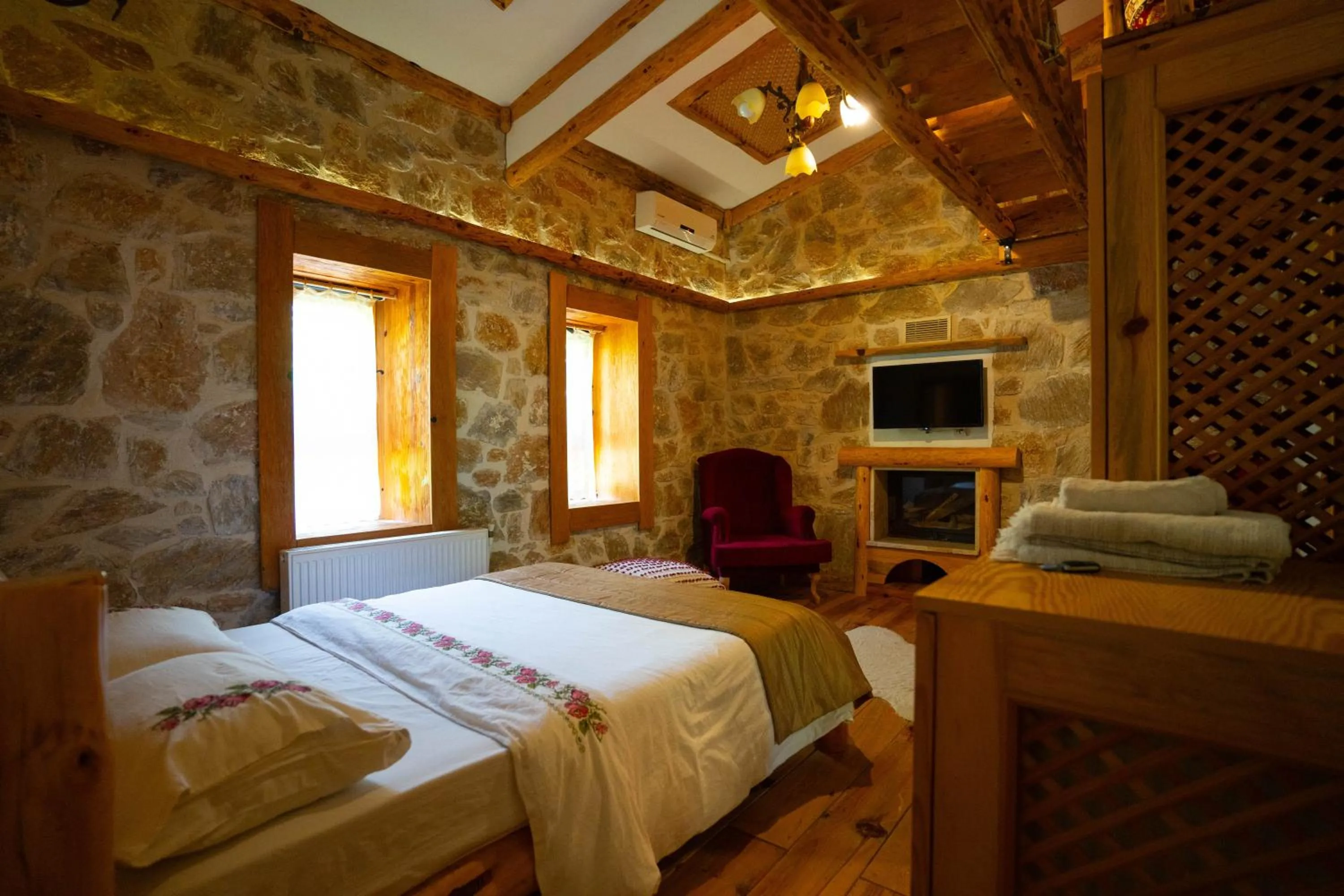 Bed in Mogla Tashan Hotel