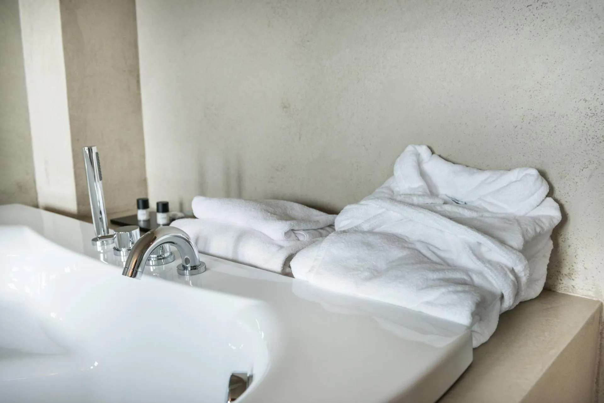 Bathroom, Bed in Point Hotel