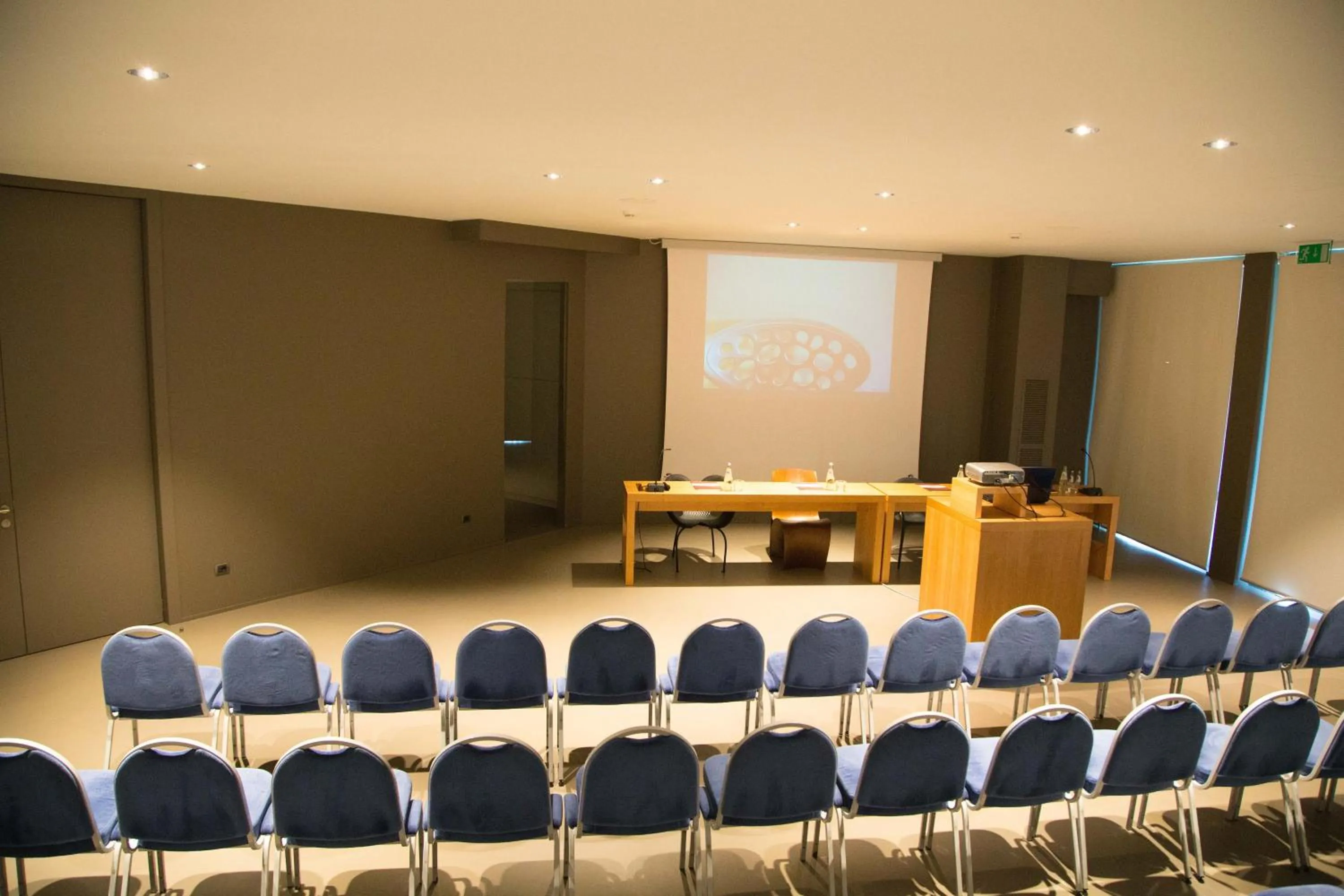 Business facilities in Point Hotel