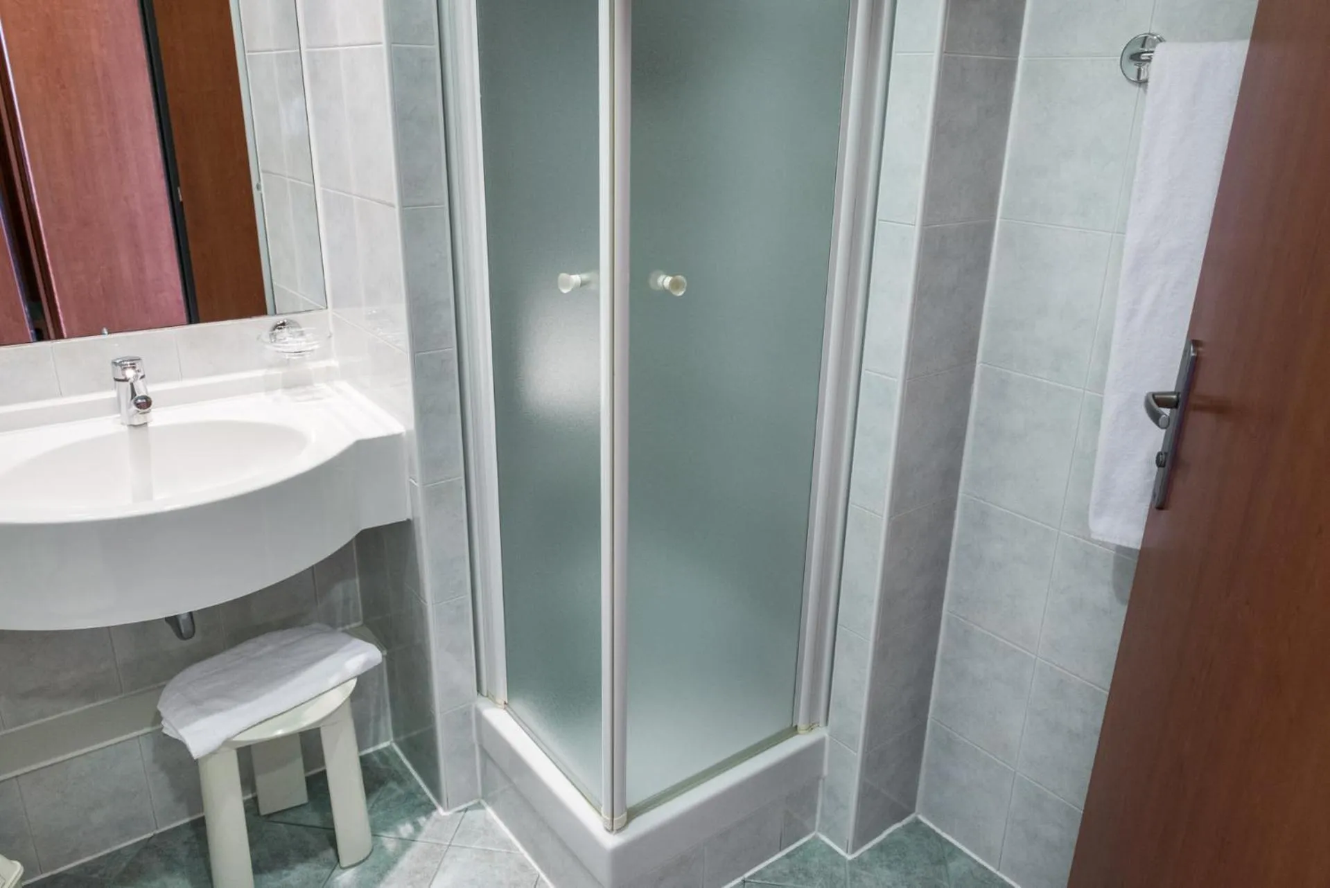 Shower in Point Hotel