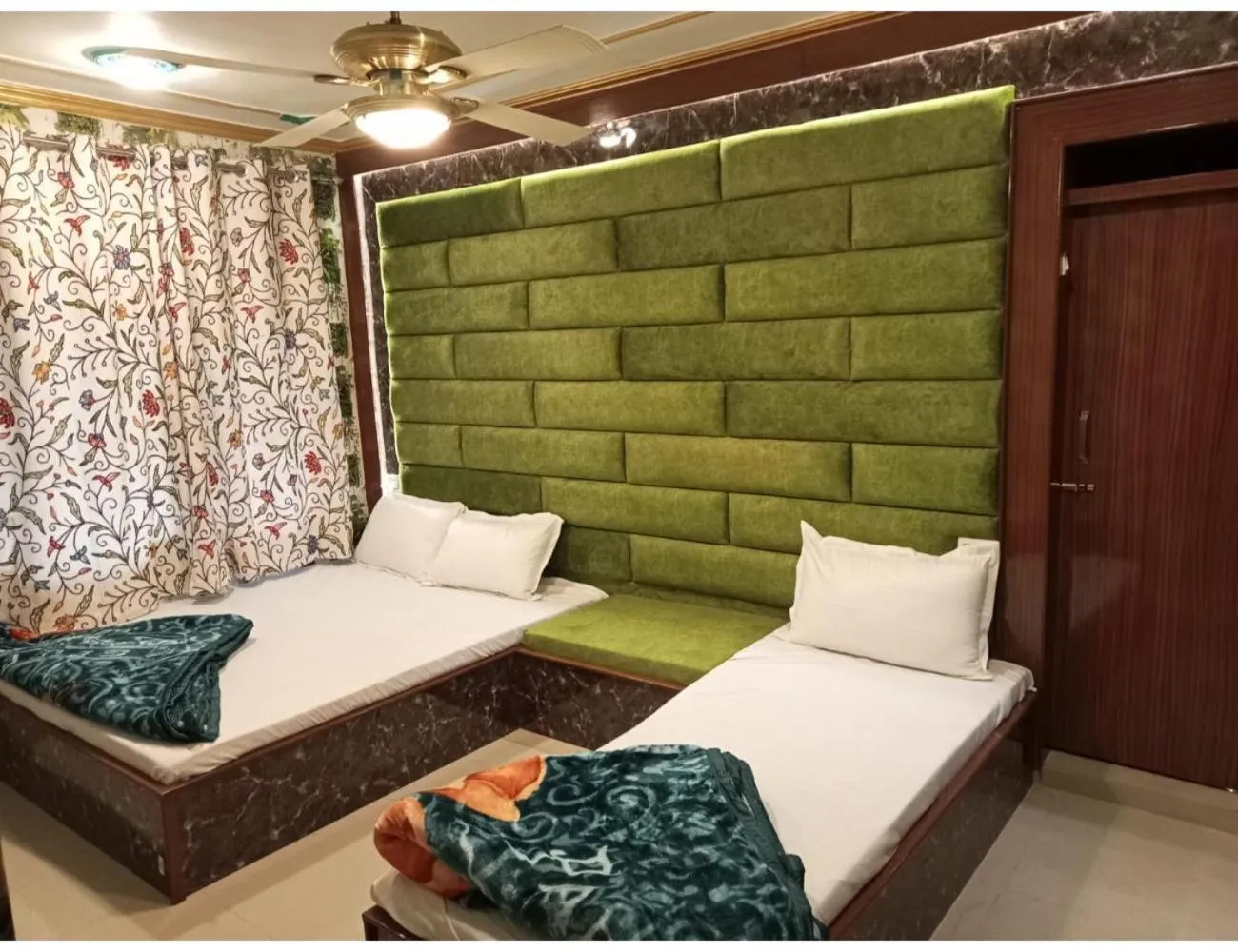 Bed in HOTEL ROOMA Srinagar