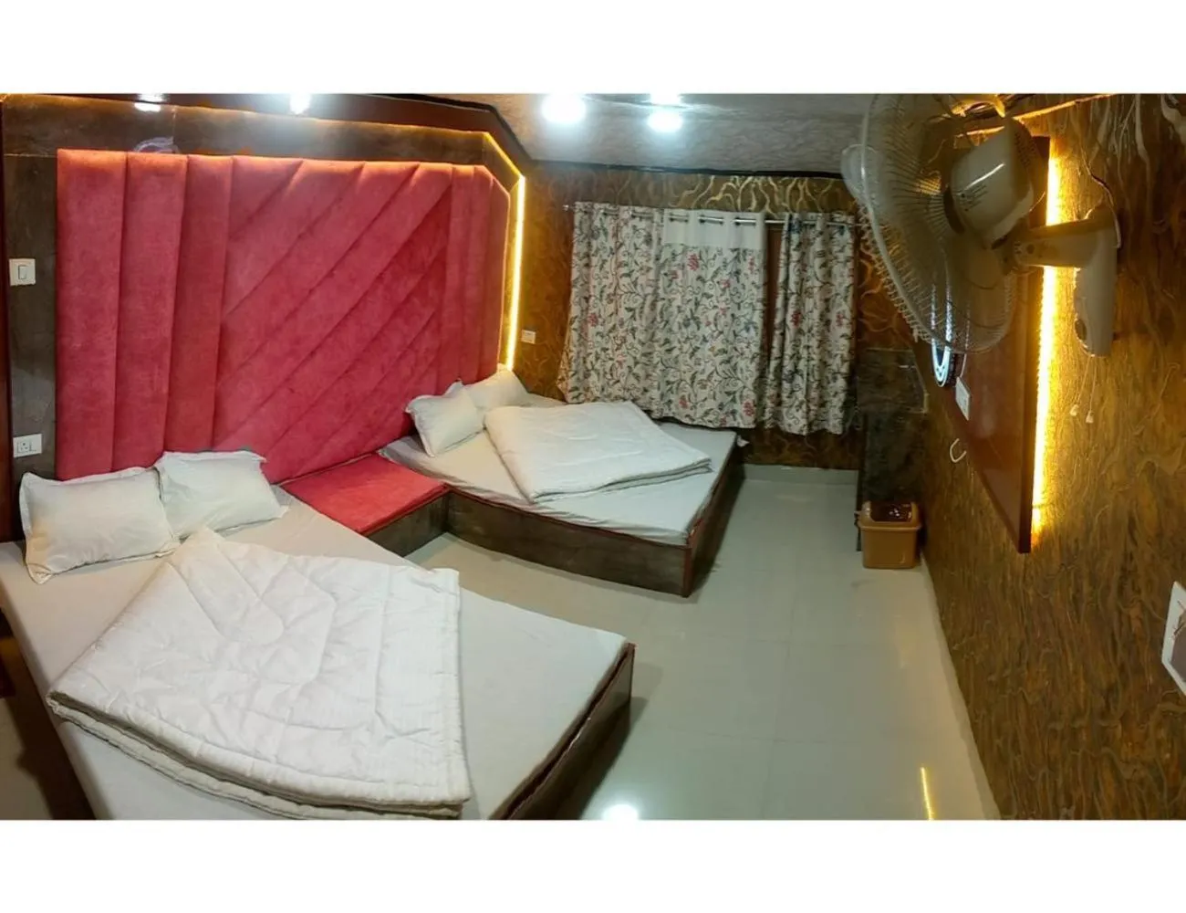 Bed in HOTEL ROOMA Srinagar