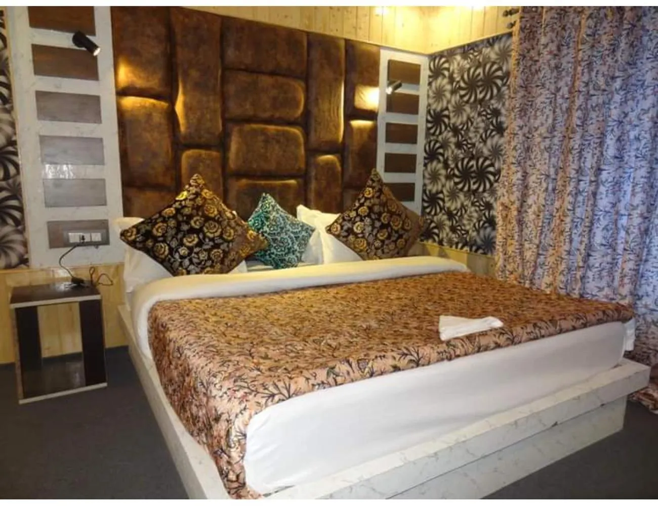 Bed in HOTEL ROOMA Srinagar