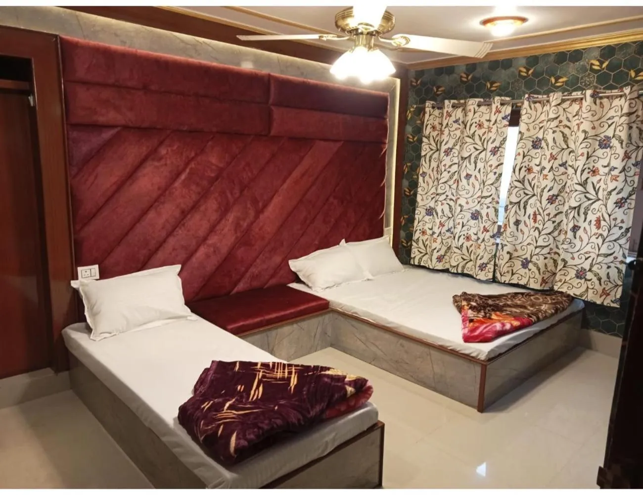 Bed in HOTEL ROOMA Srinagar