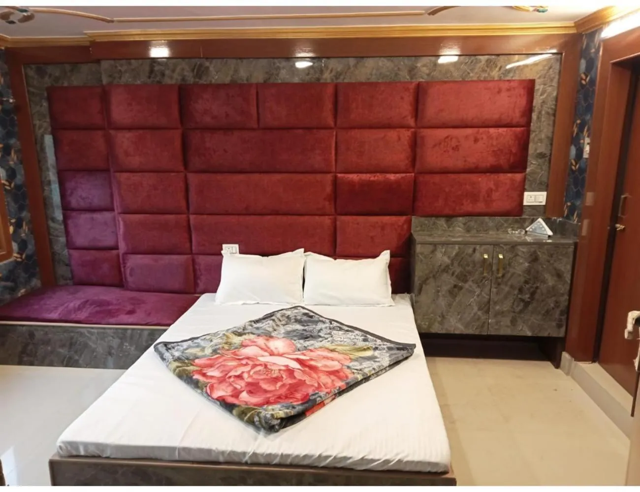 Bed in HOTEL ROOMA Srinagar