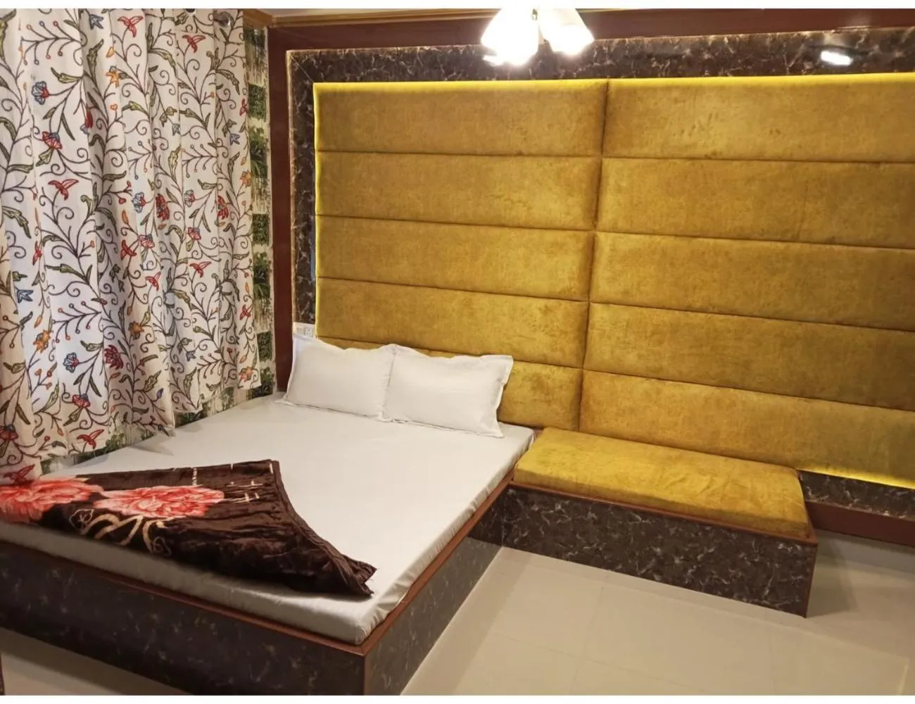Bed in HOTEL ROOMA Srinagar