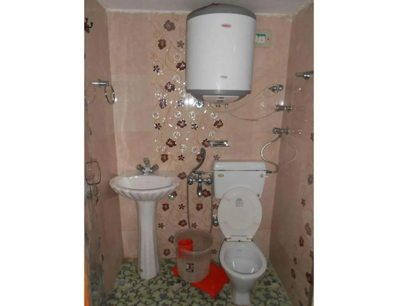 Shower in HOTEL ROOMA Srinagar