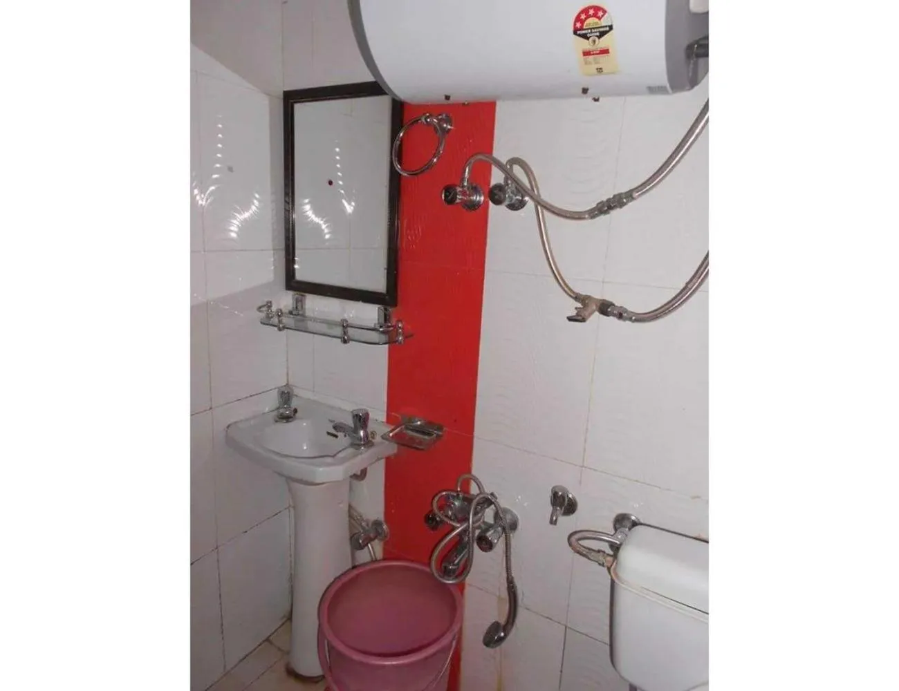 Shower in HOTEL ROOMA Srinagar