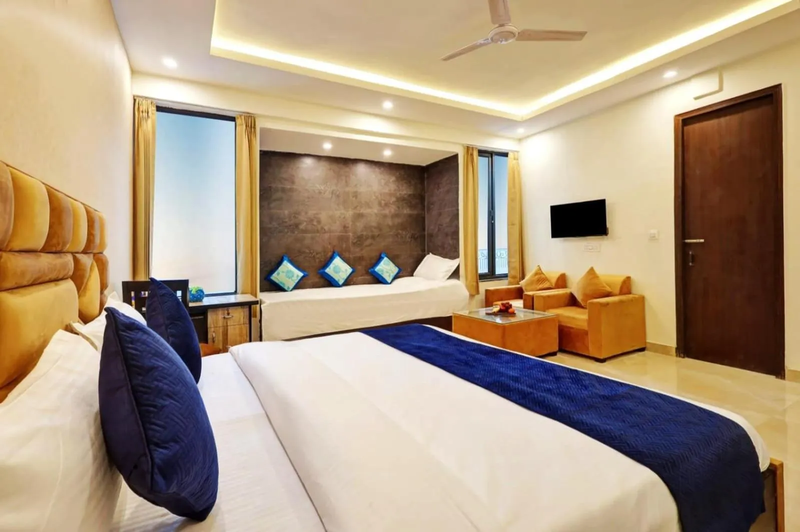 Communal lounge/ TV room in Hotel Golden Era-Near Shopprix Mall