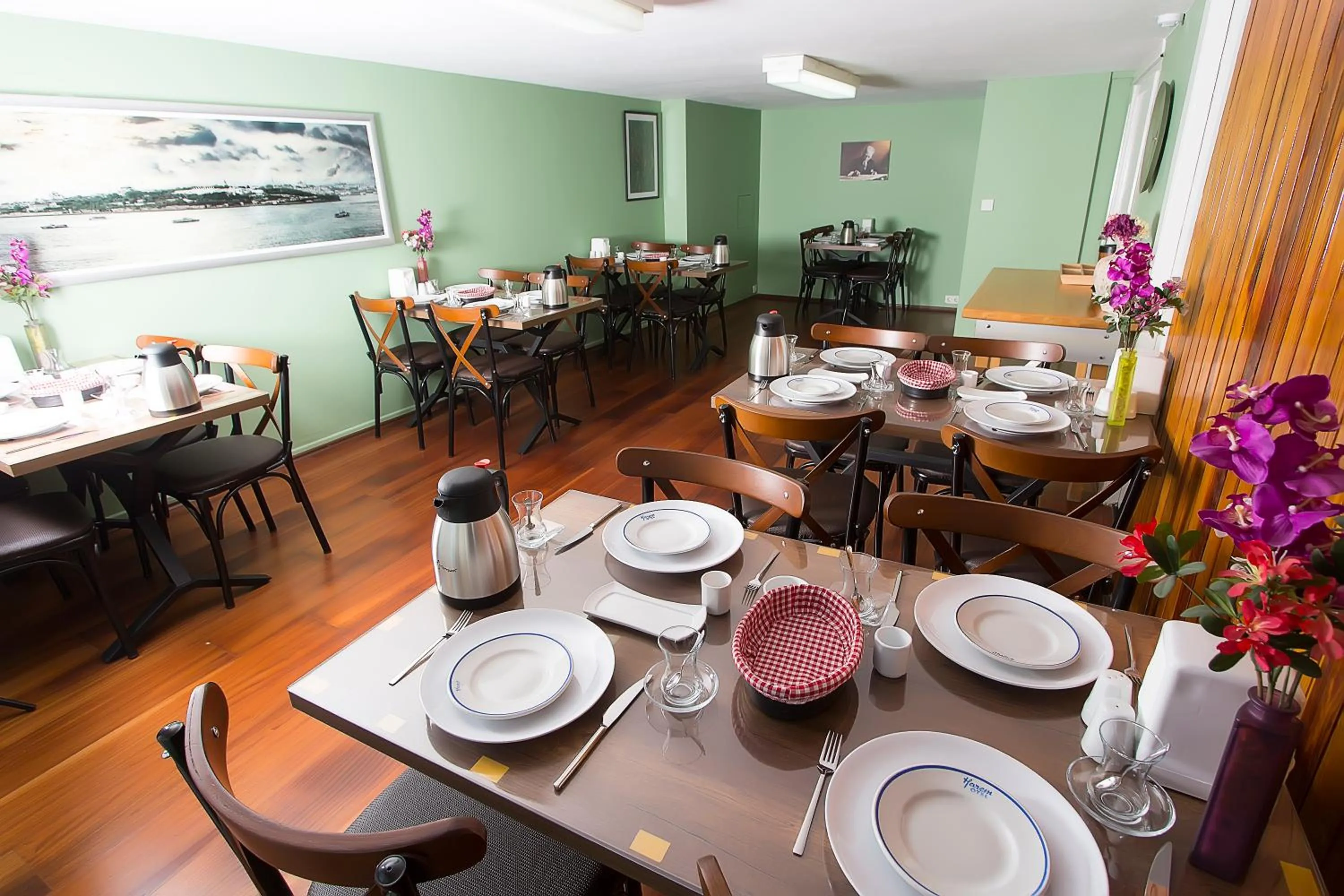 Restaurant/places to eat in Mini Harem Hotel